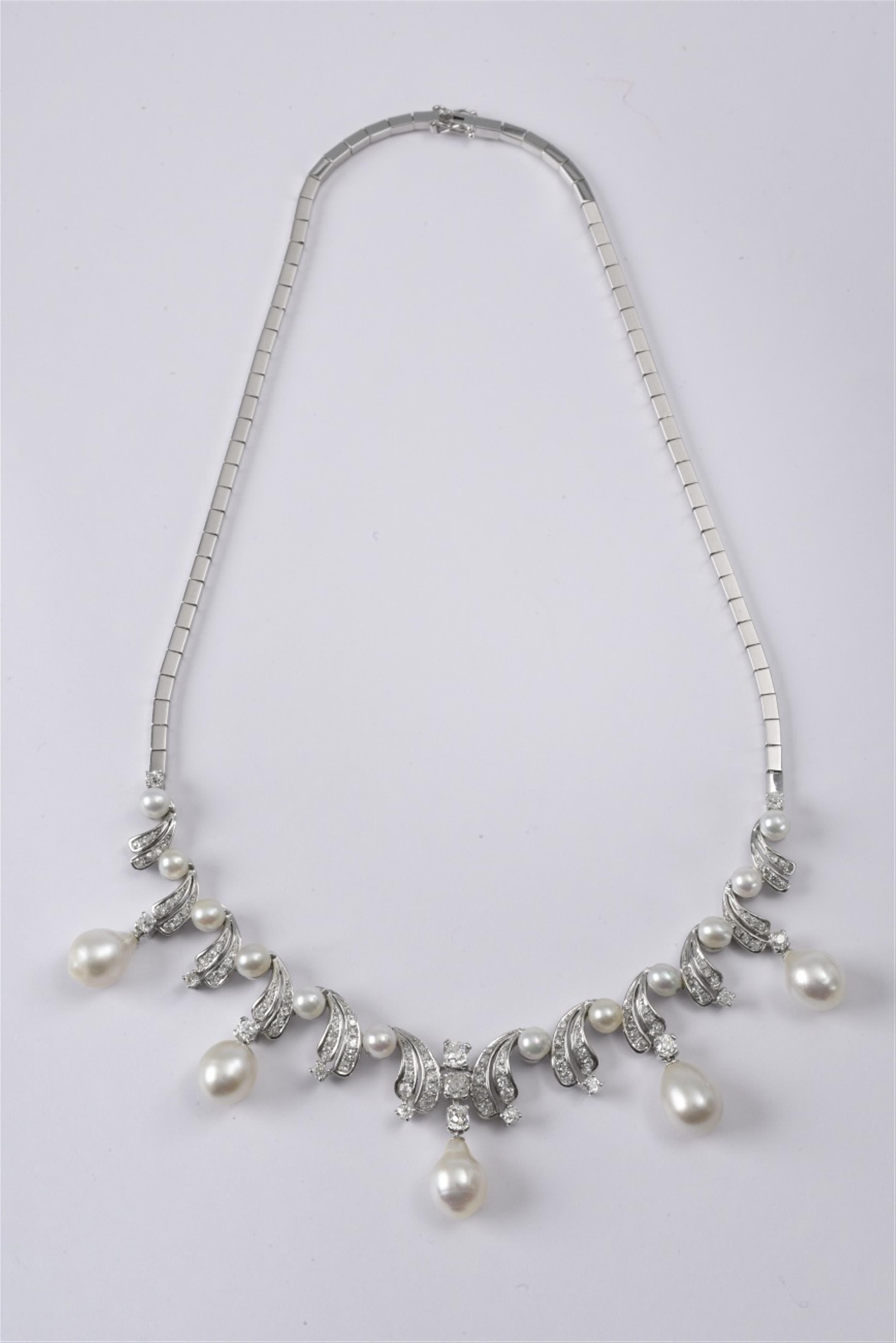 An 18k white gold, pearl, and diamond collier - image-1