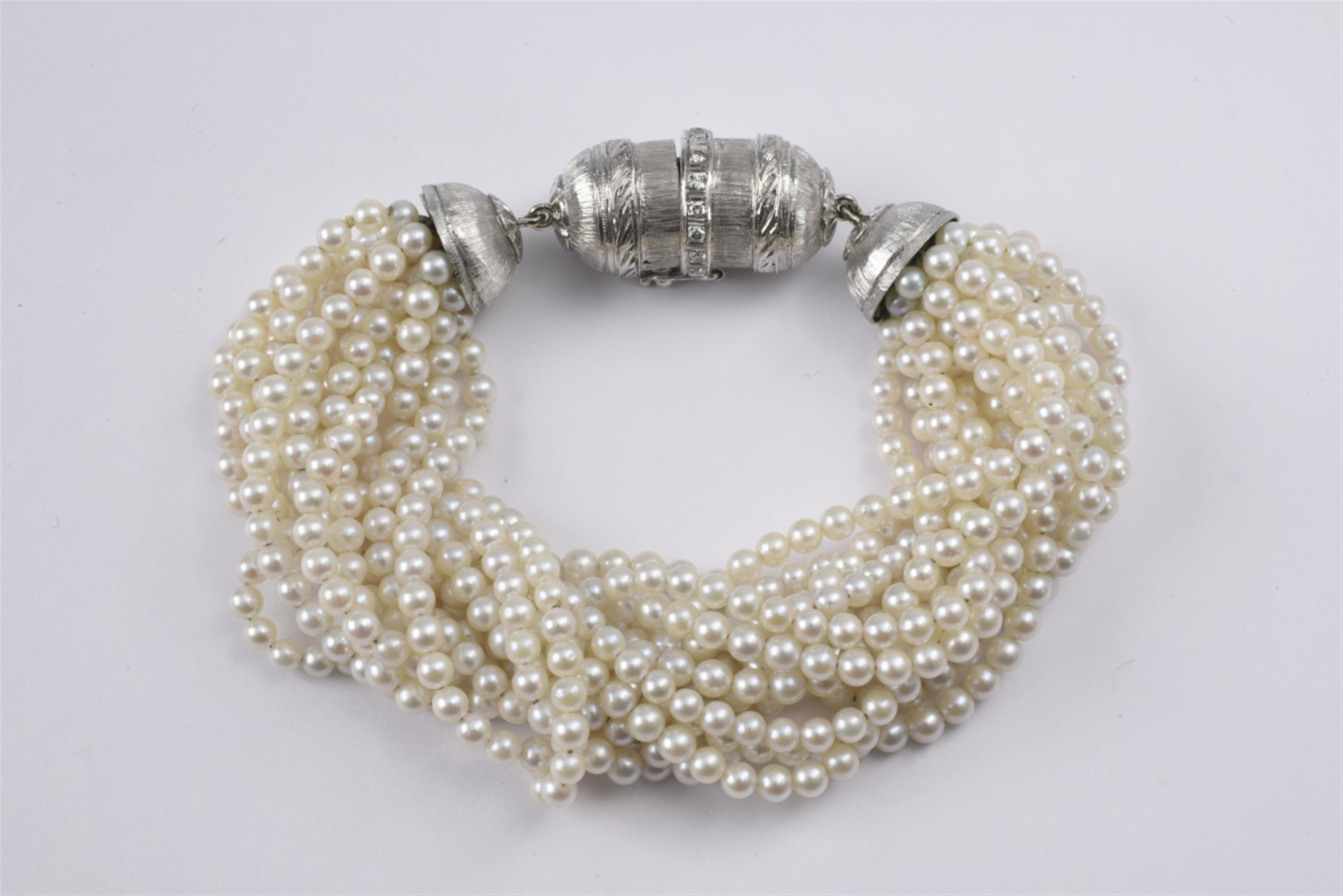 A 14k white gold and pearl torsade bracelet - image-1