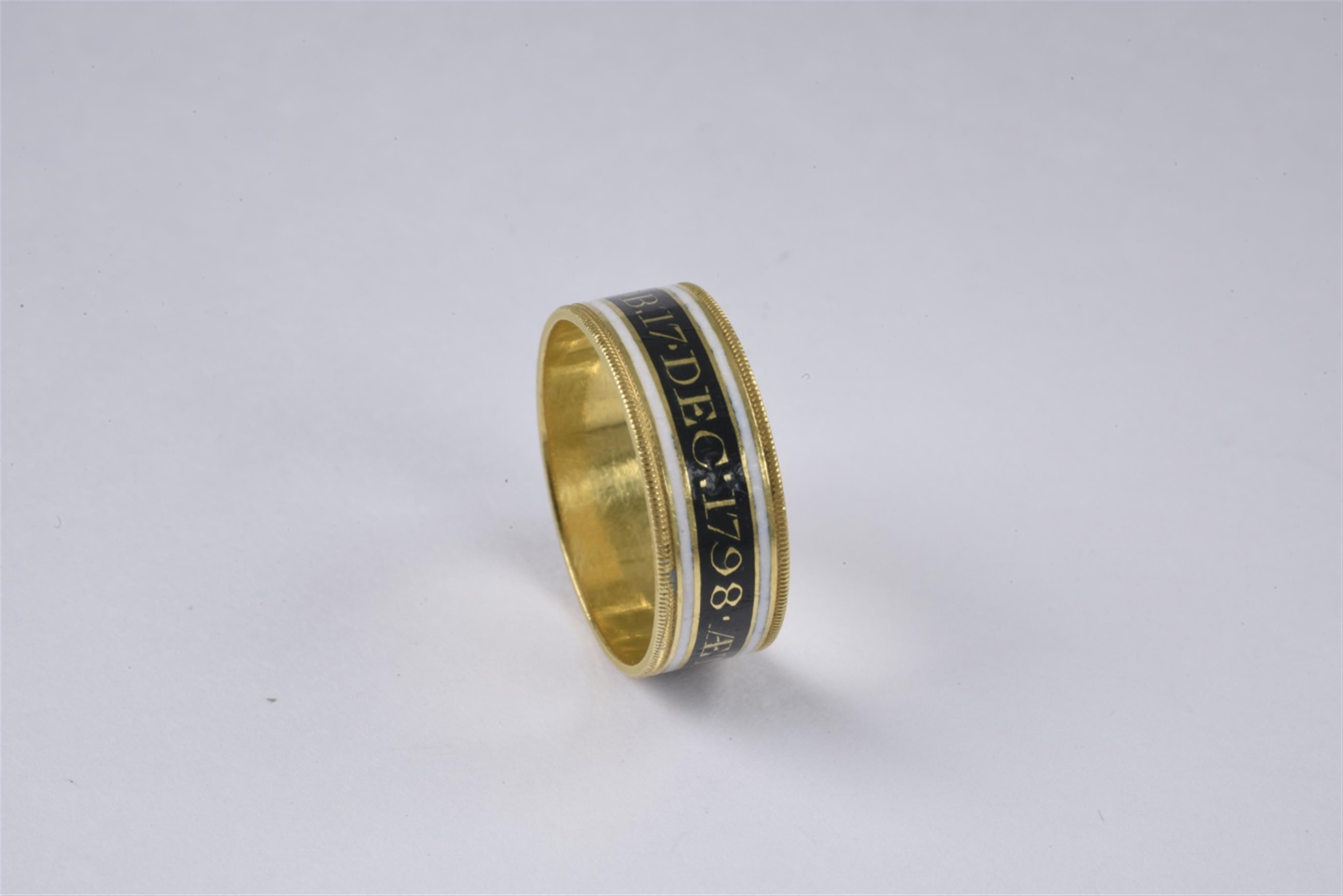 A George III 18k gold and enamel mourning ring - image-1