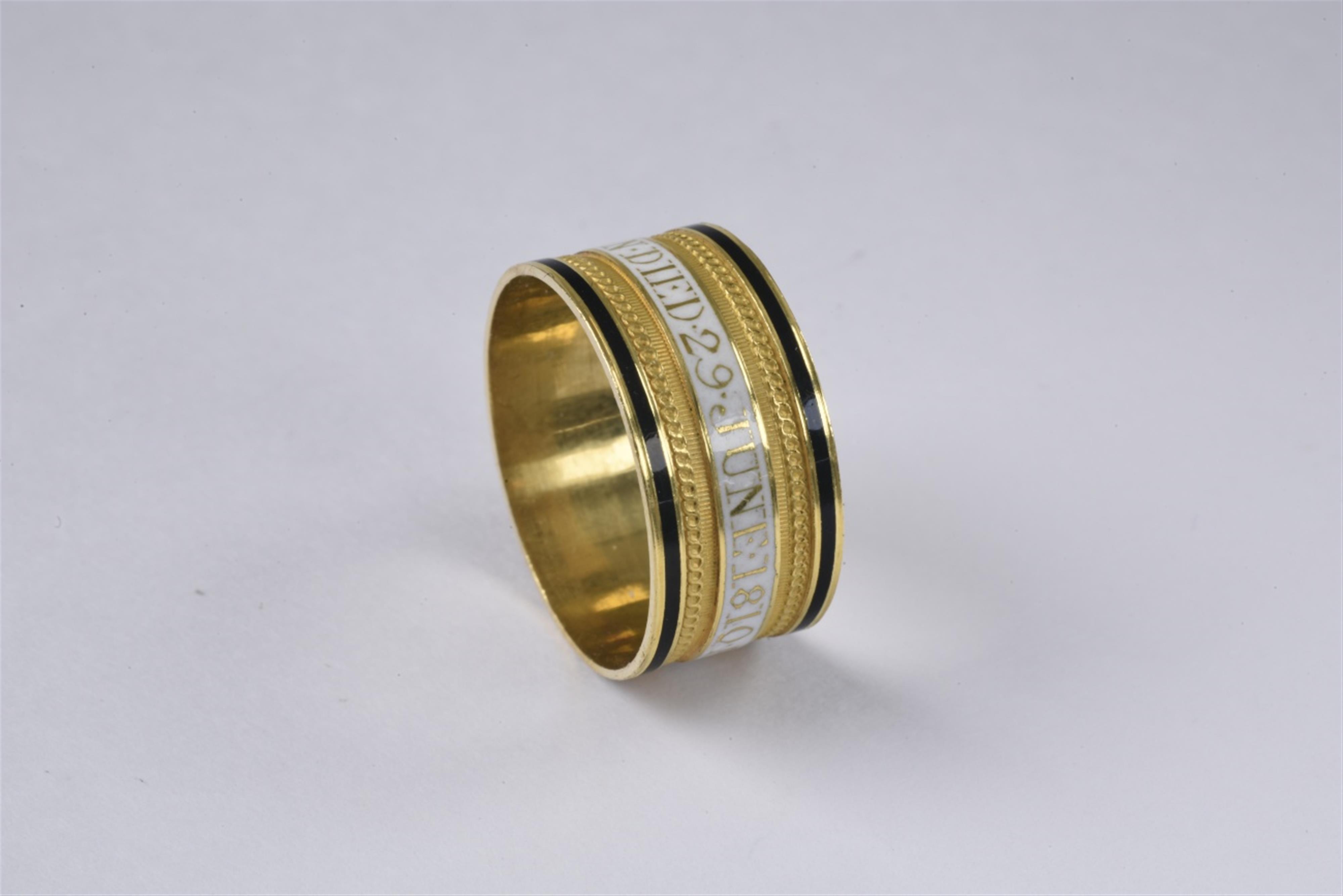 A Victorian 18k gold mourning ring - image-1