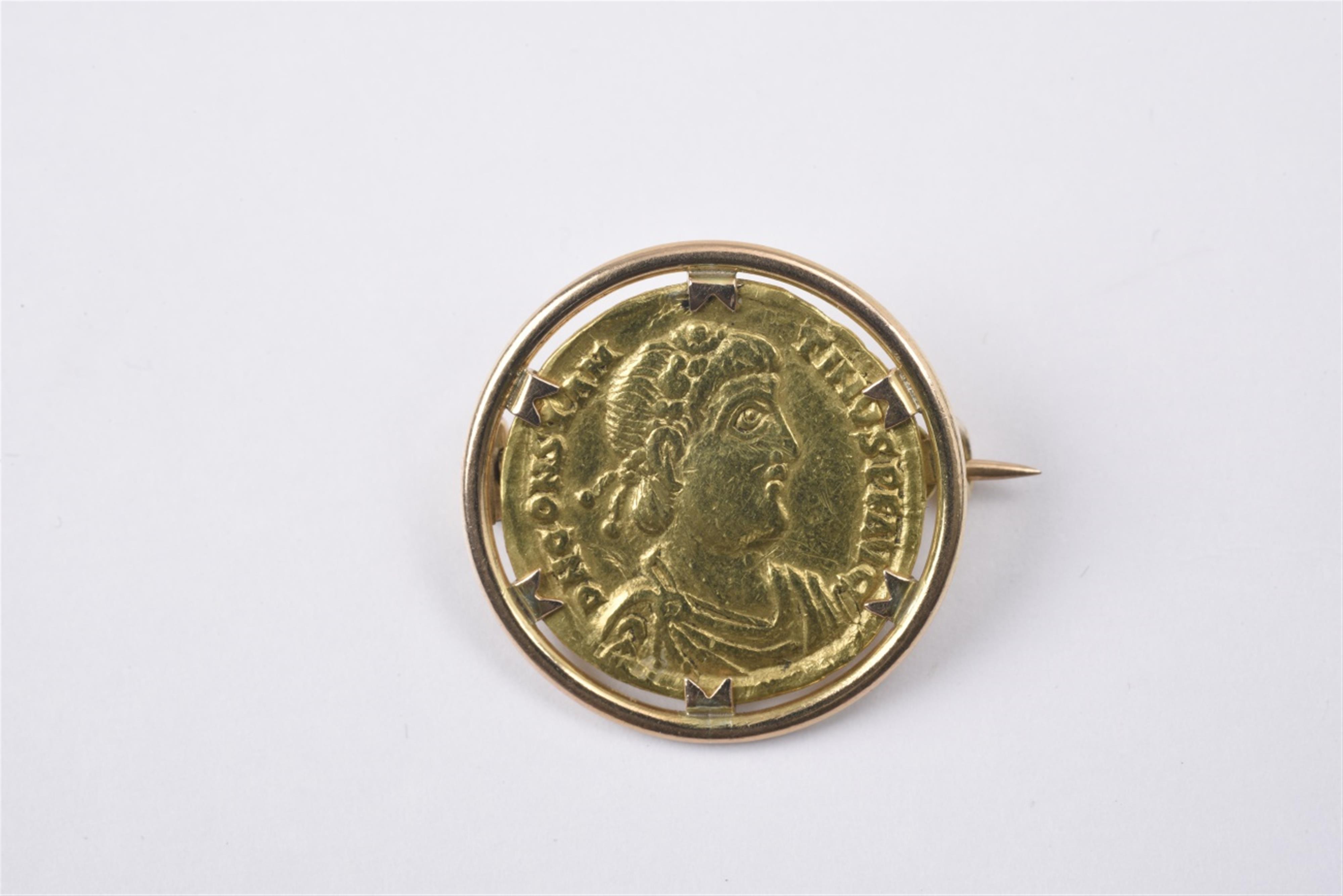 A Roman gold coin brooch - image-1