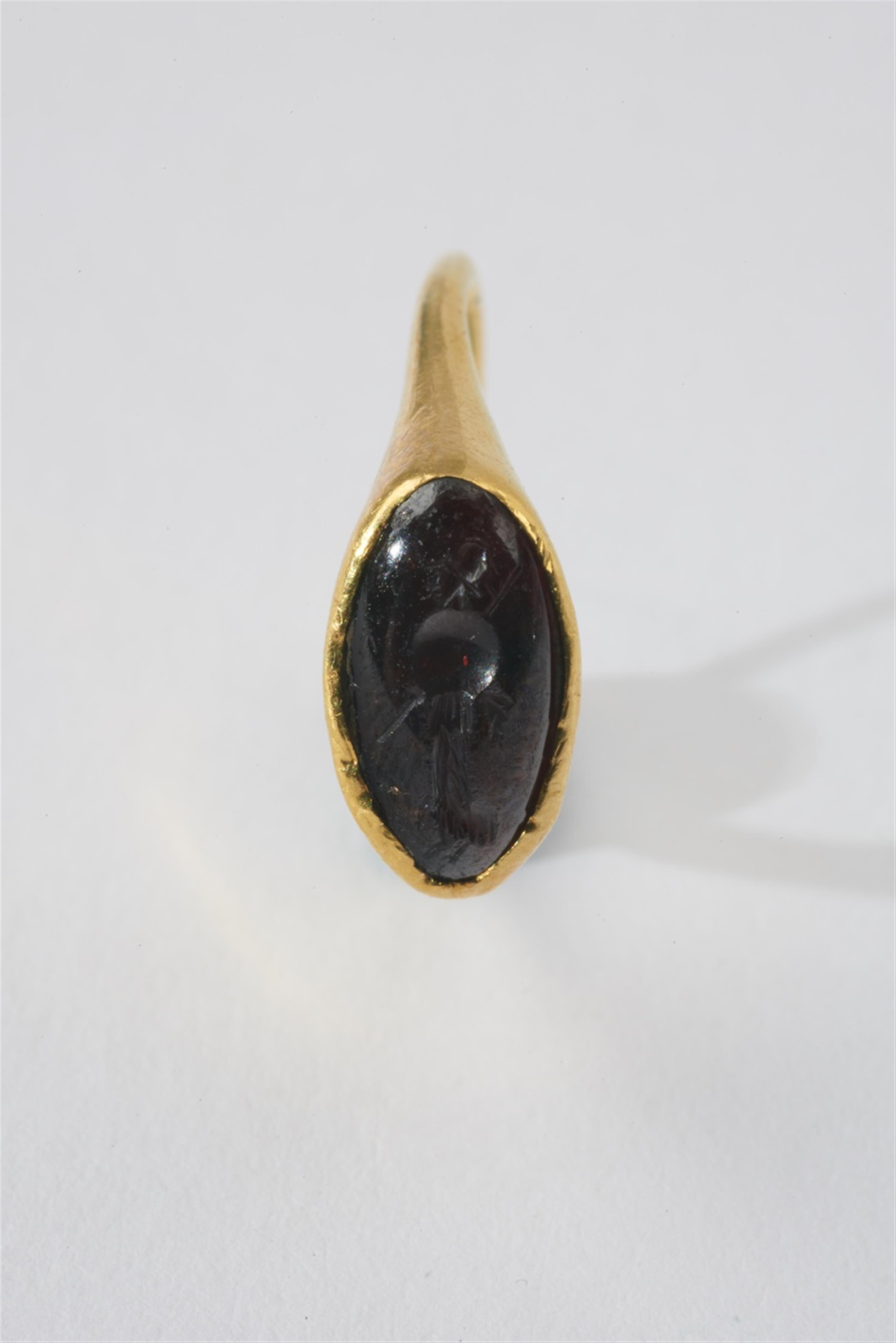 A Hellenistic 21k gold cameo ring - image-1