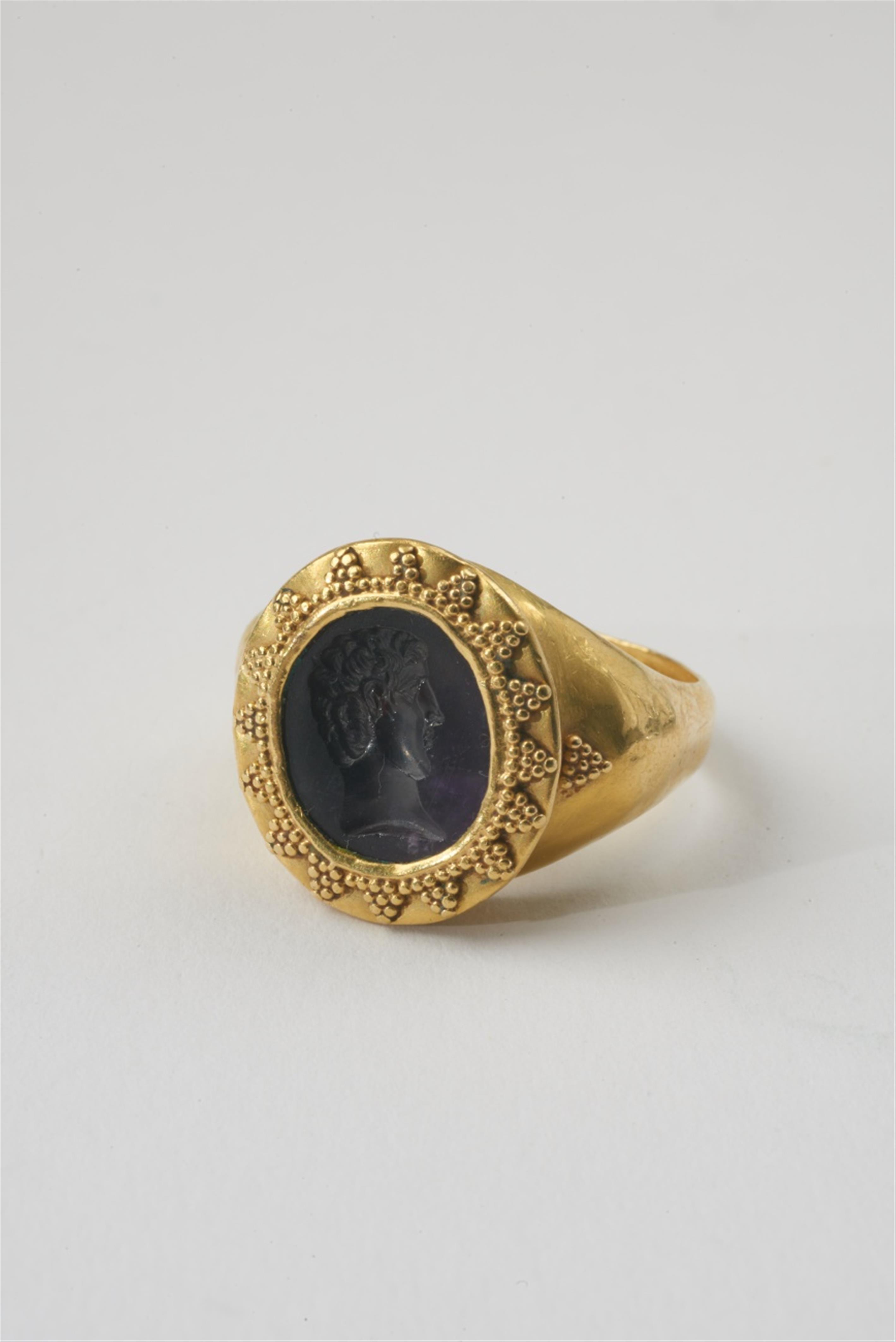A 22k gold and intaglio ring in the antique manner - image-1