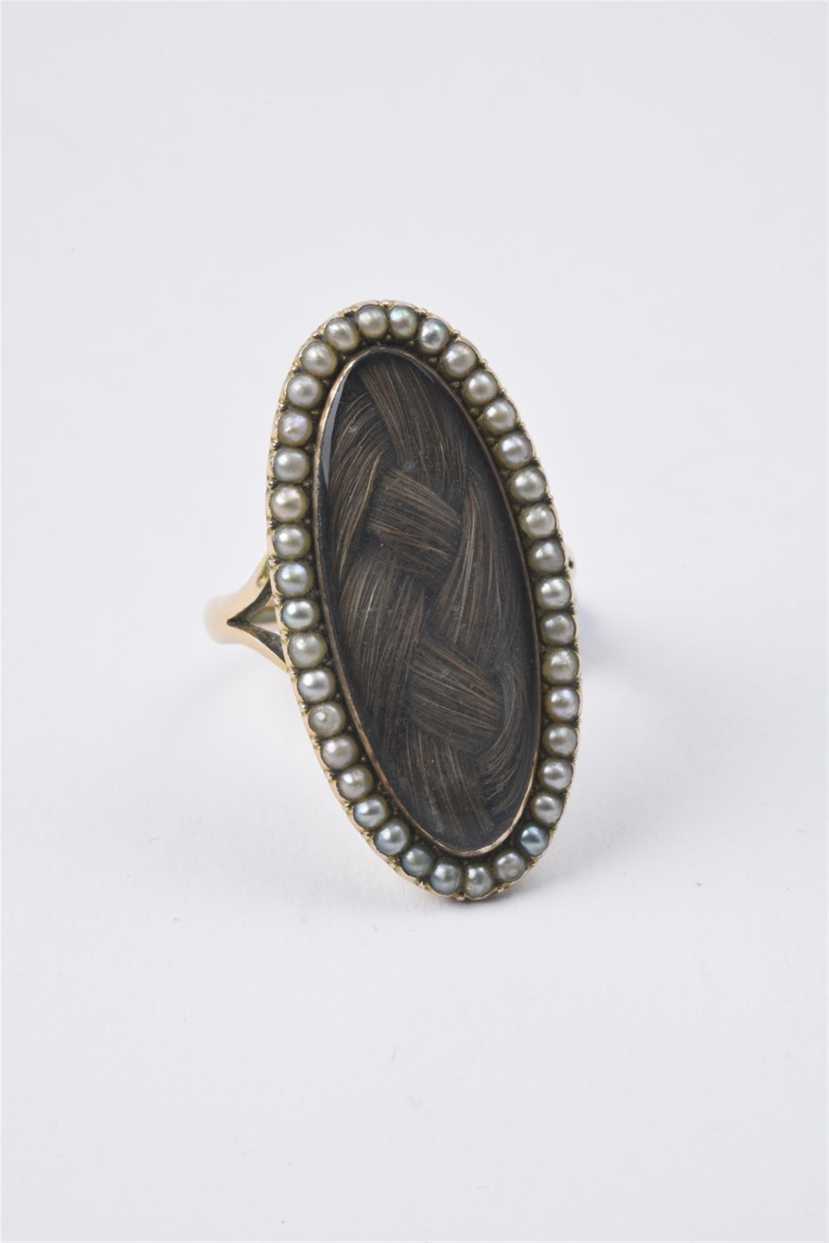 A Victorian 9k gold and hairwork ring - image-1