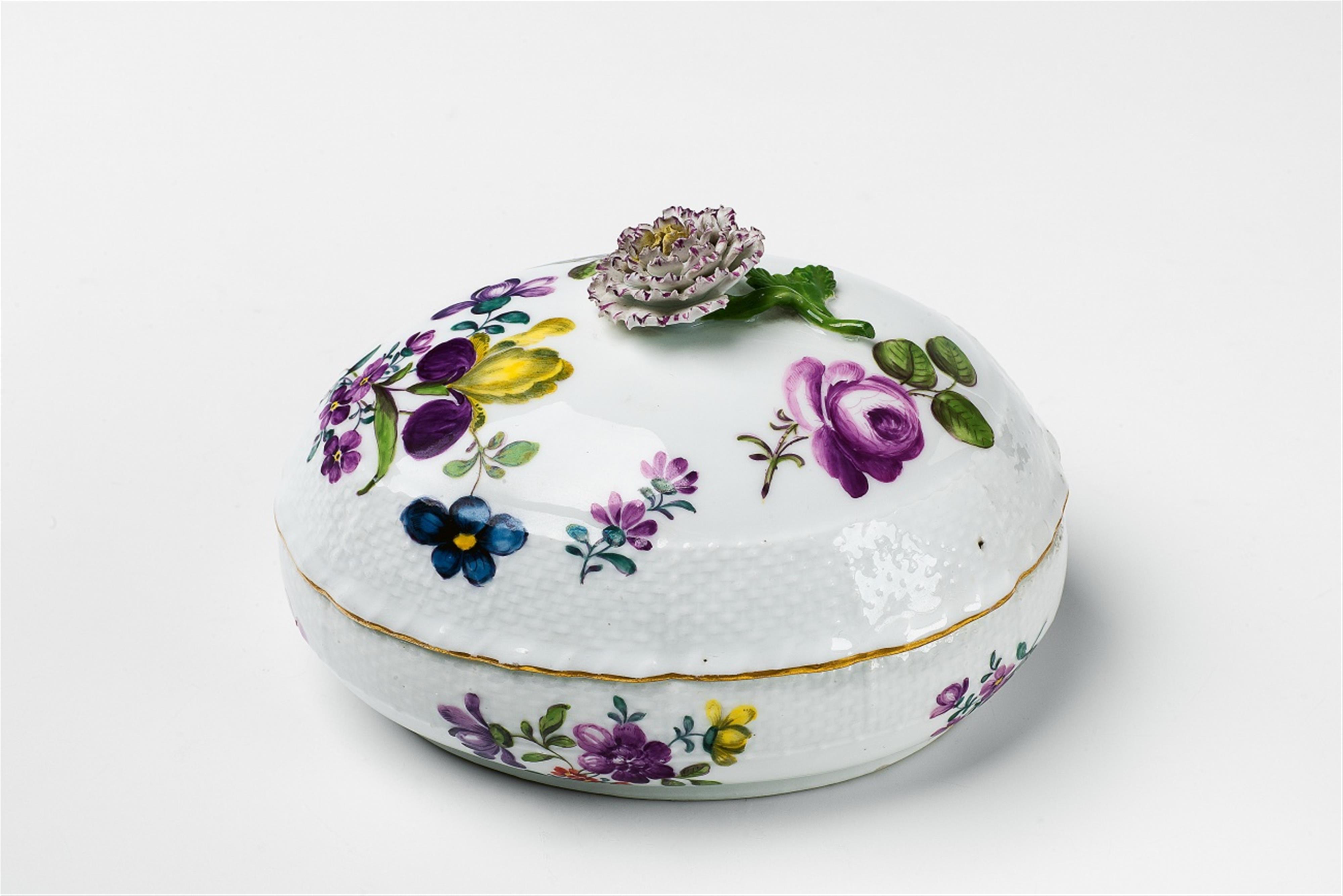 A Meissen porcelain sugar box with floral decor - image-1