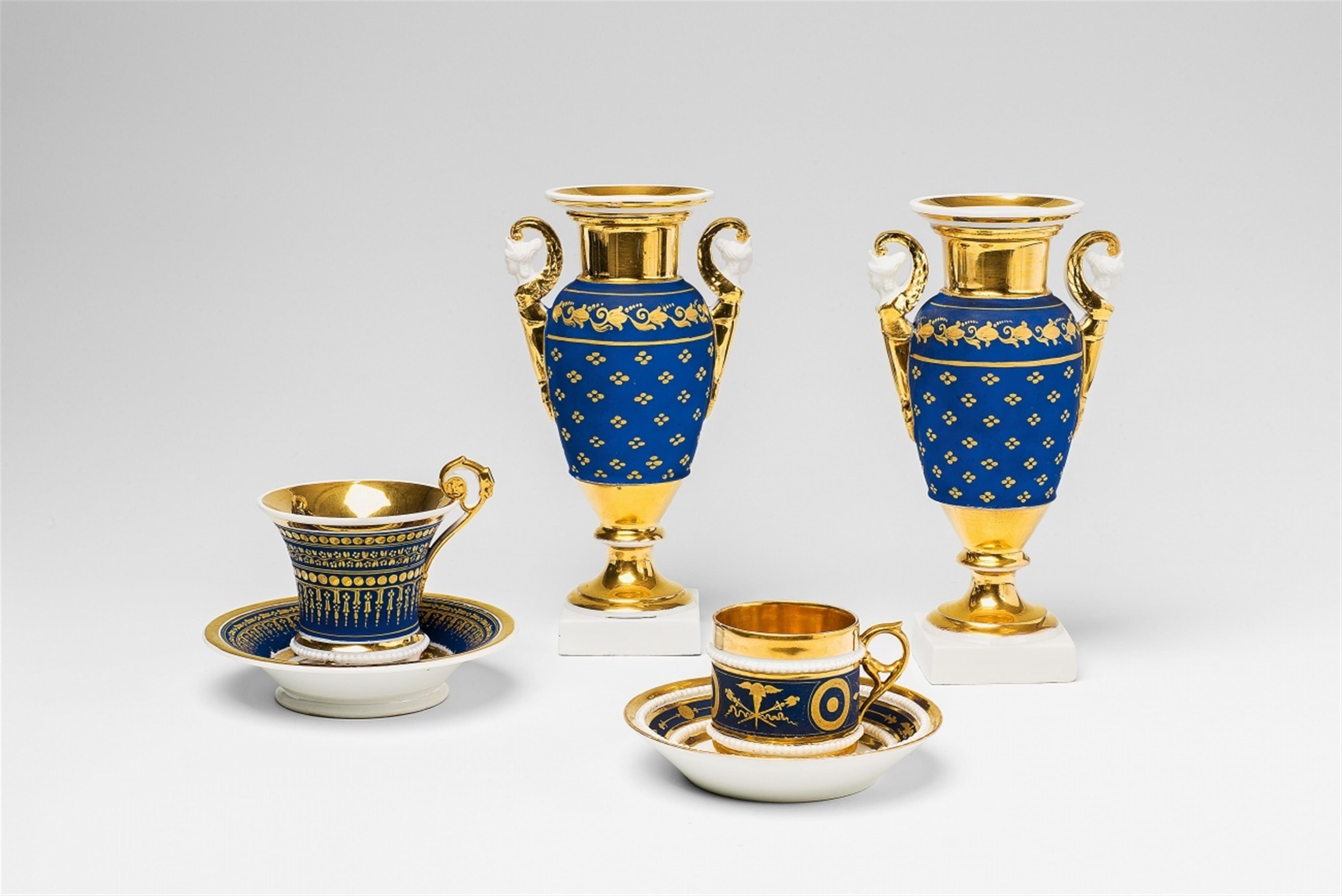 Paar klassizistische Vasen und zwei Tassen - image-1