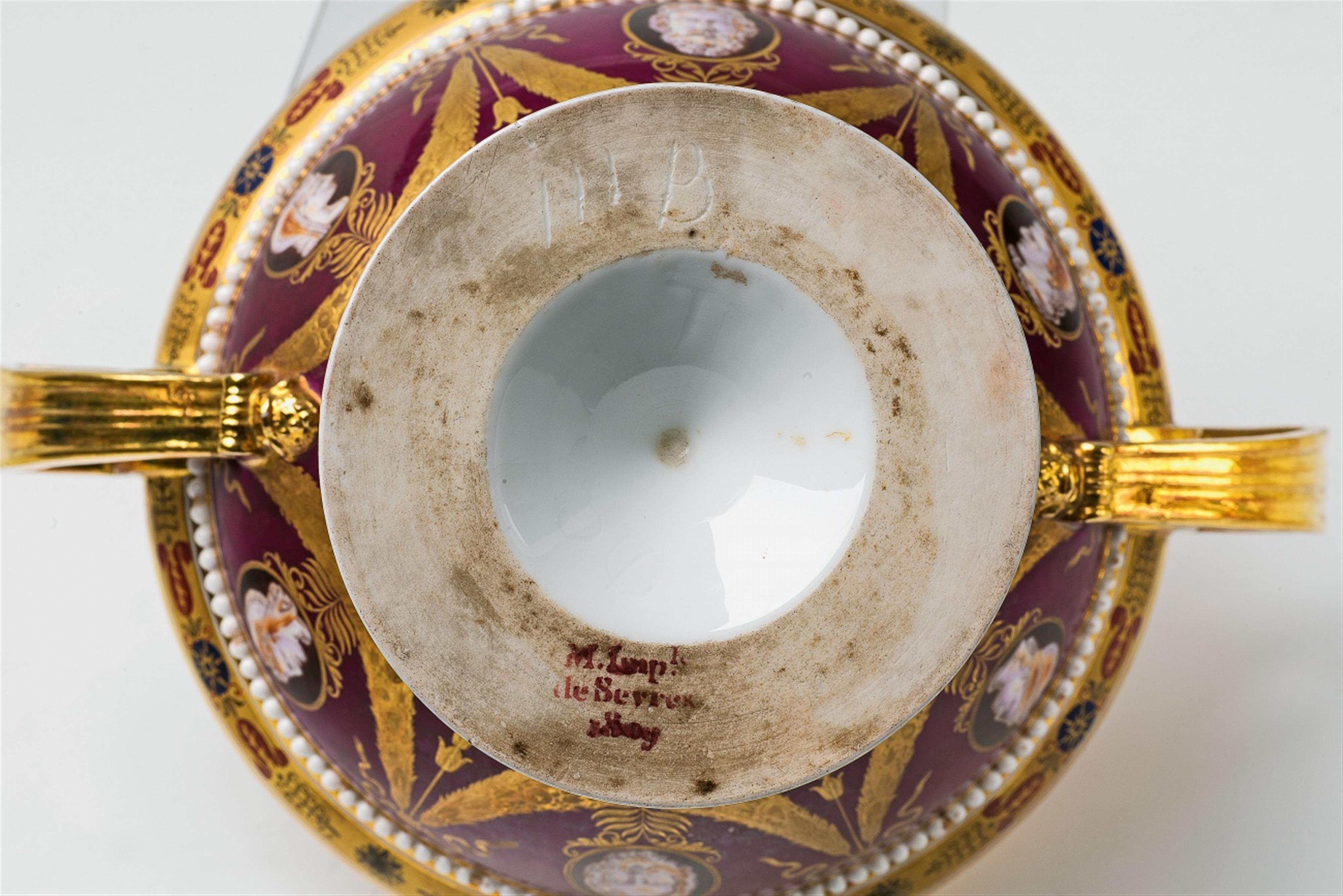 A Sèvres porcelain bowl with faux cameo decor - image-2