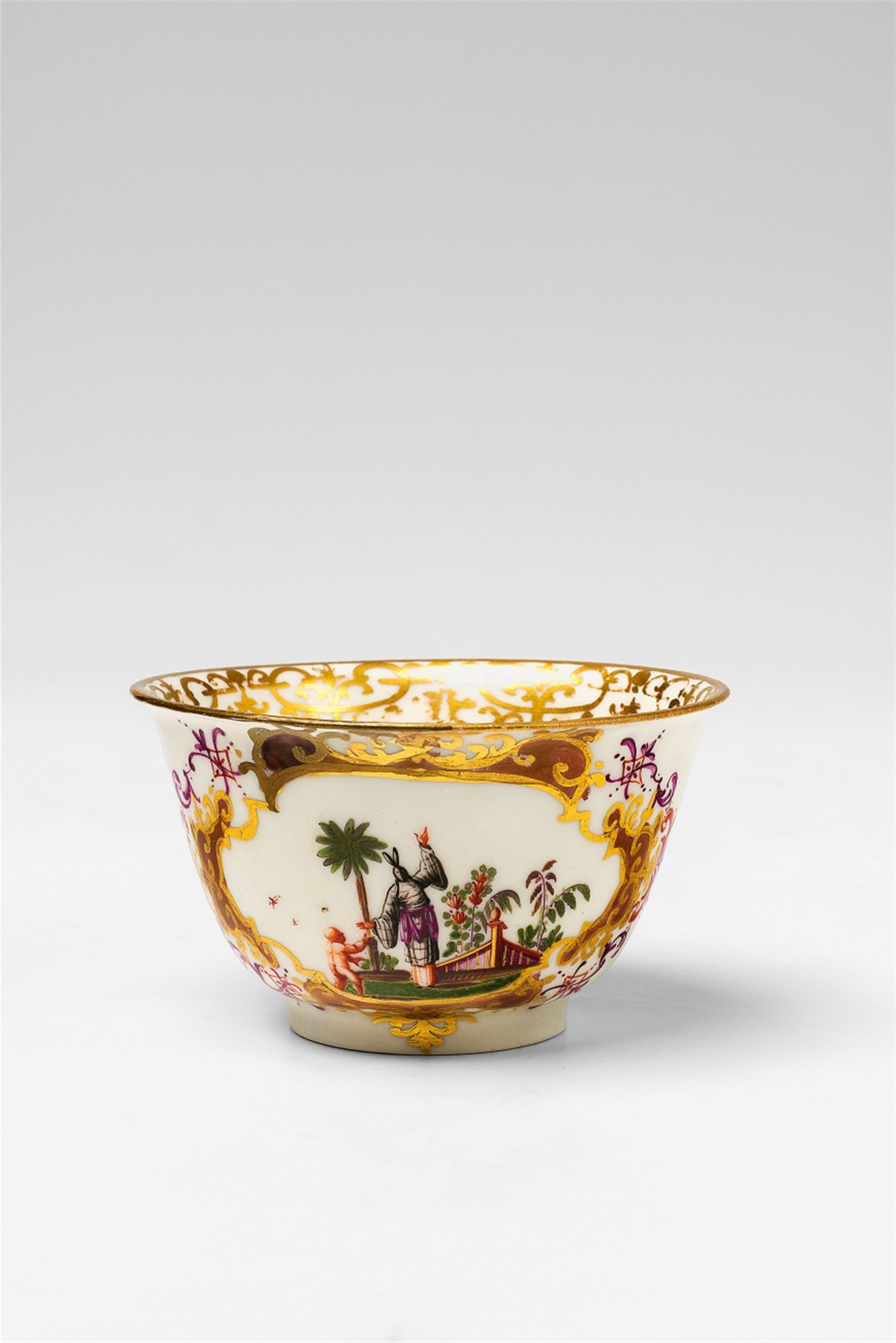 A Meissen porcelain teabowl with Hoeroldt Chinoiseries - image-1