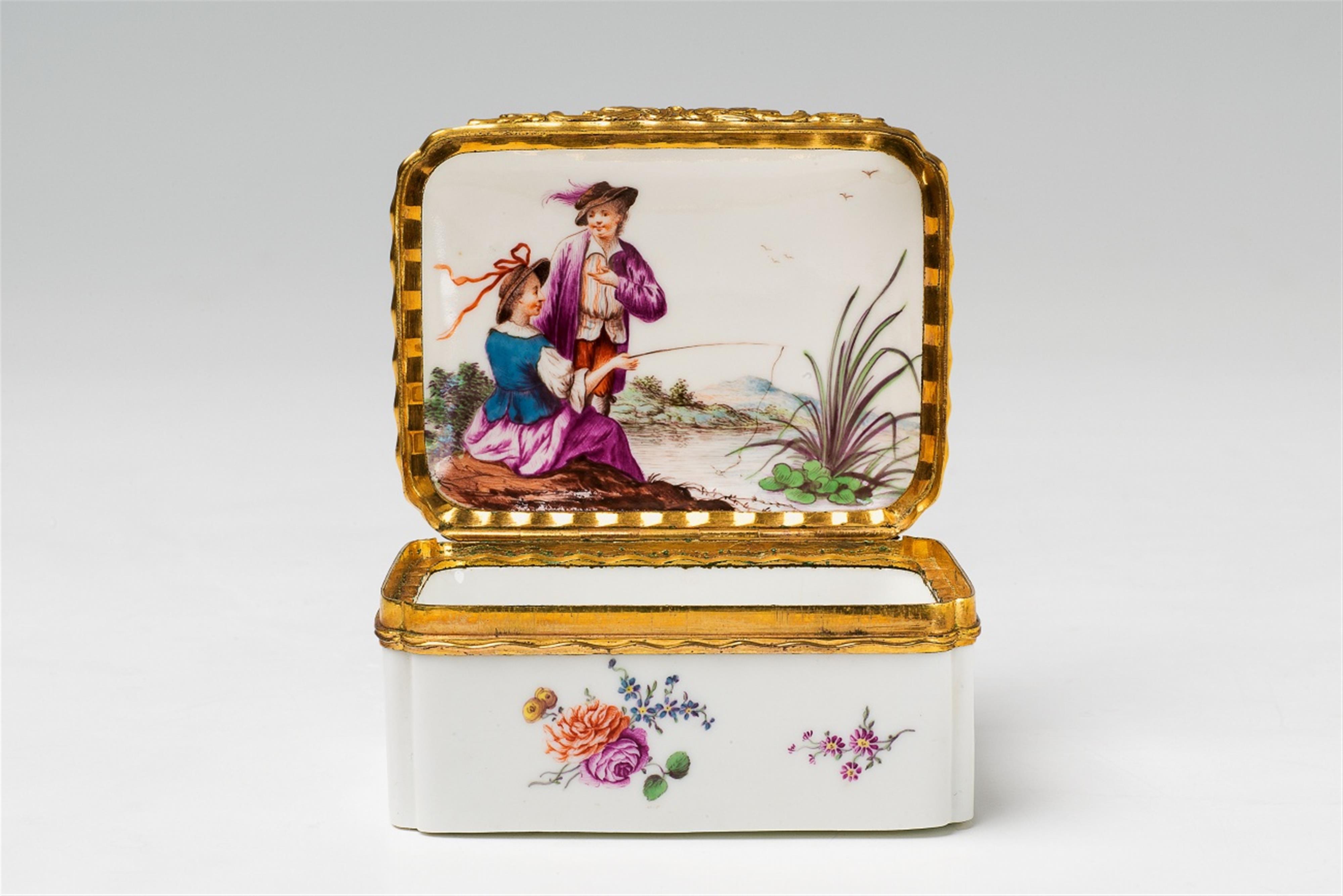 A German porcelain snuff box - image-3