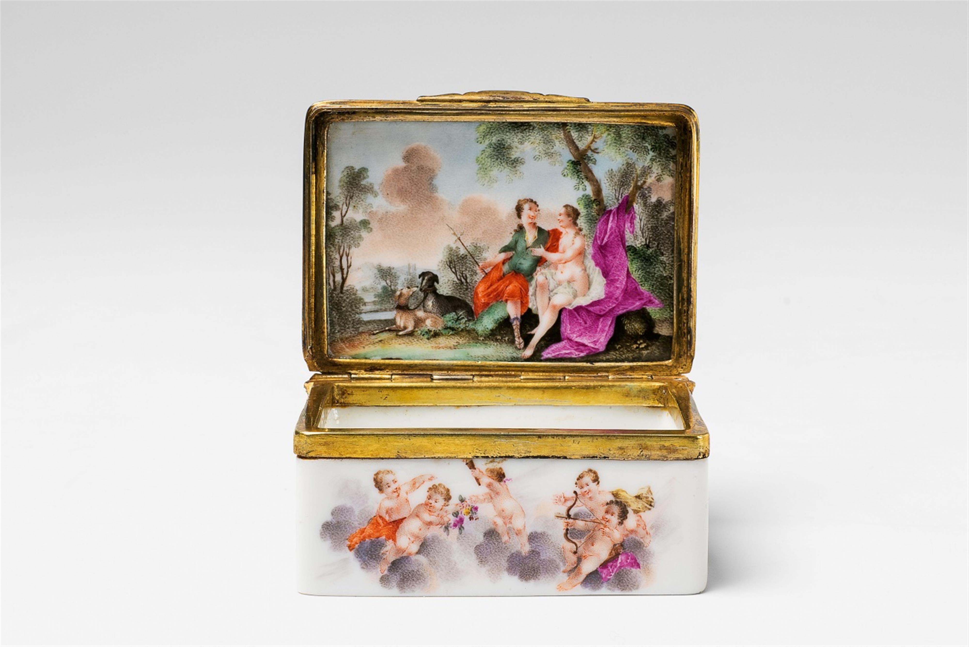 A German porcelain snuffbox - image-3