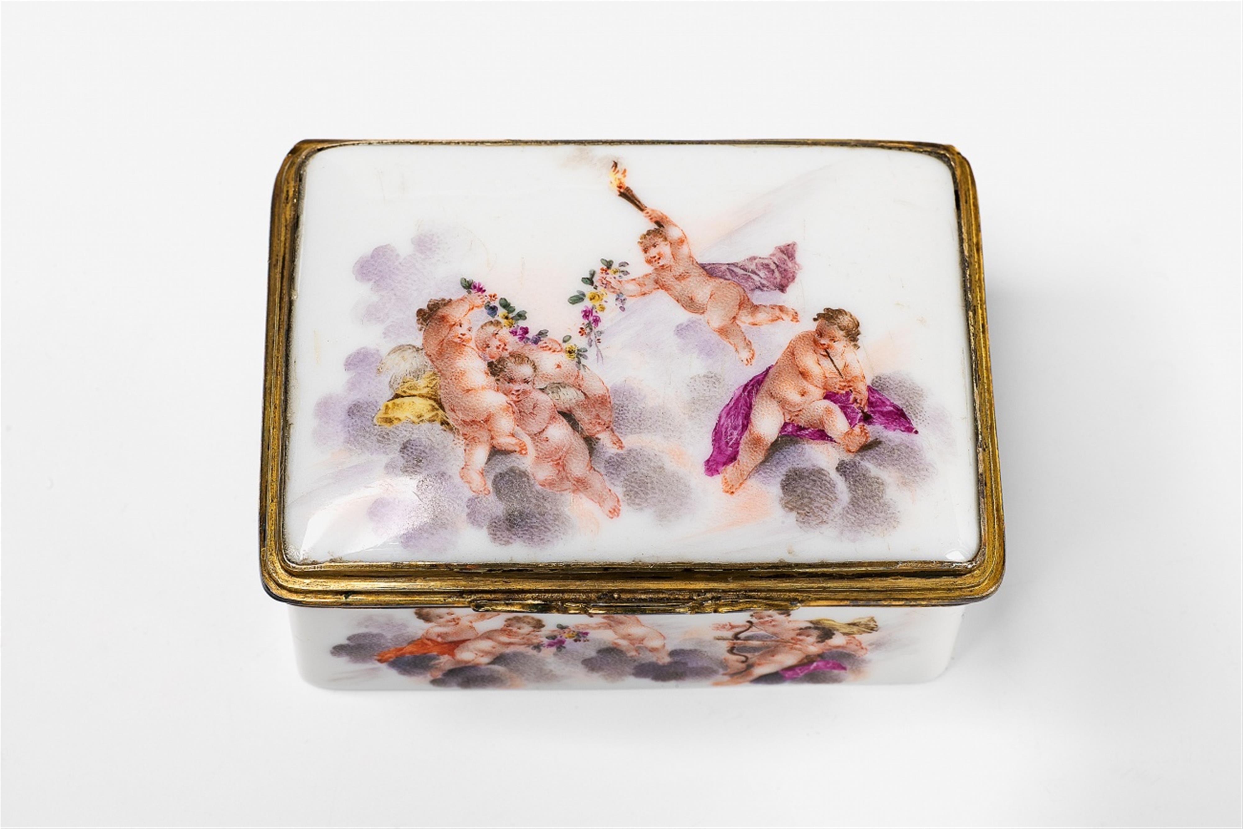 A German porcelain snuffbox - image-1