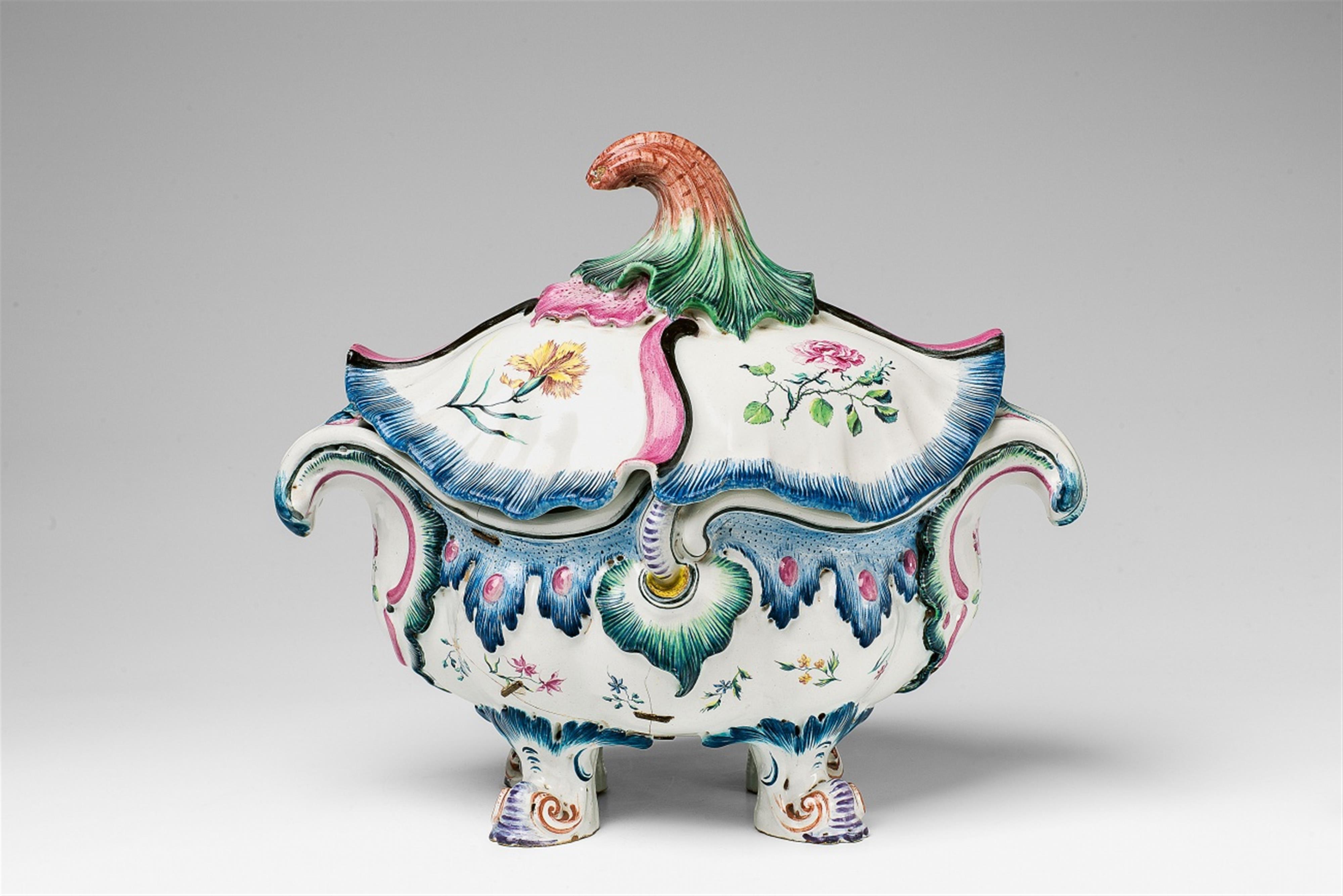 A rare Höchst faience tureen - image-1