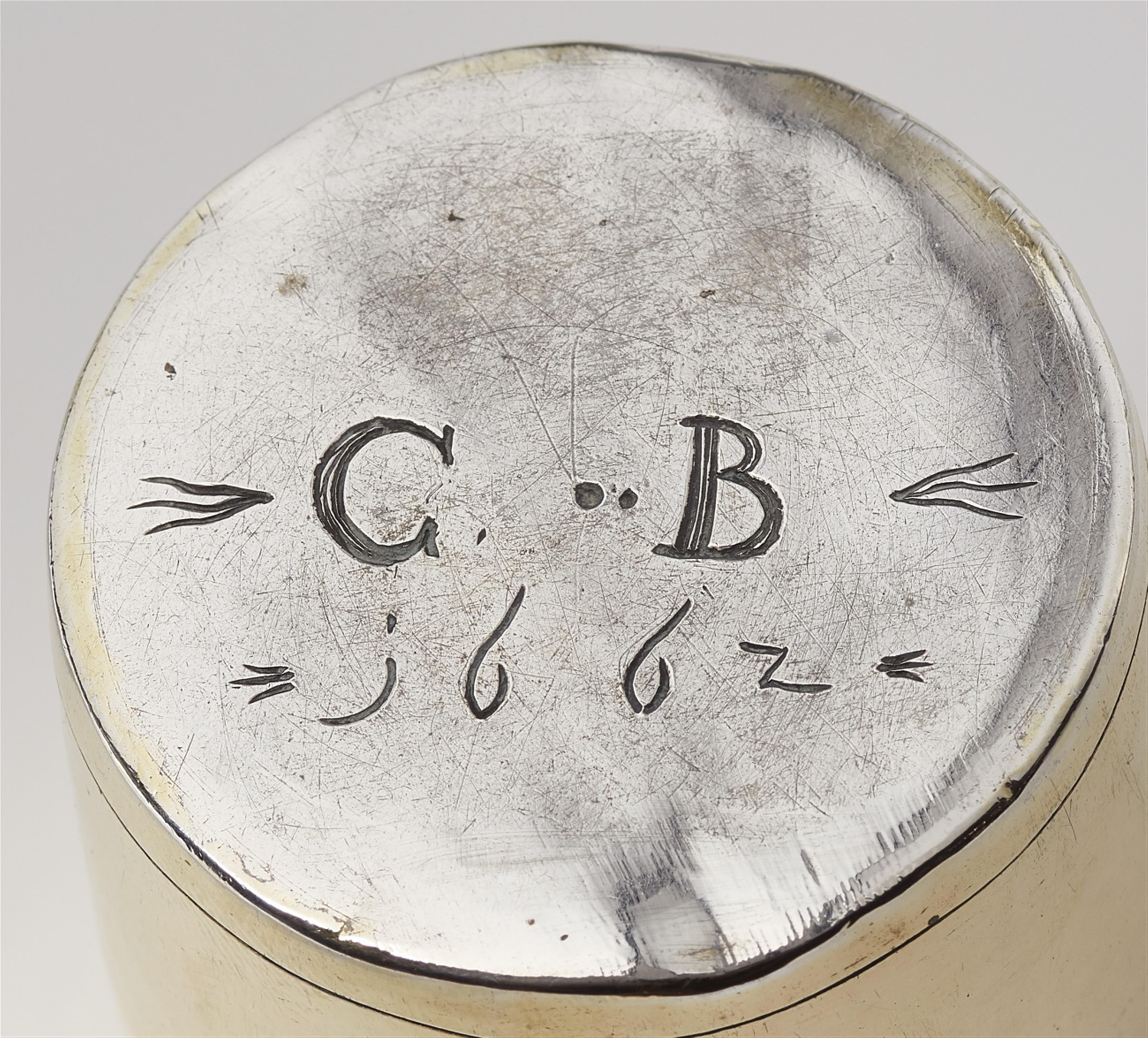 A Neusohl silver gilt flask and beaker - image-2