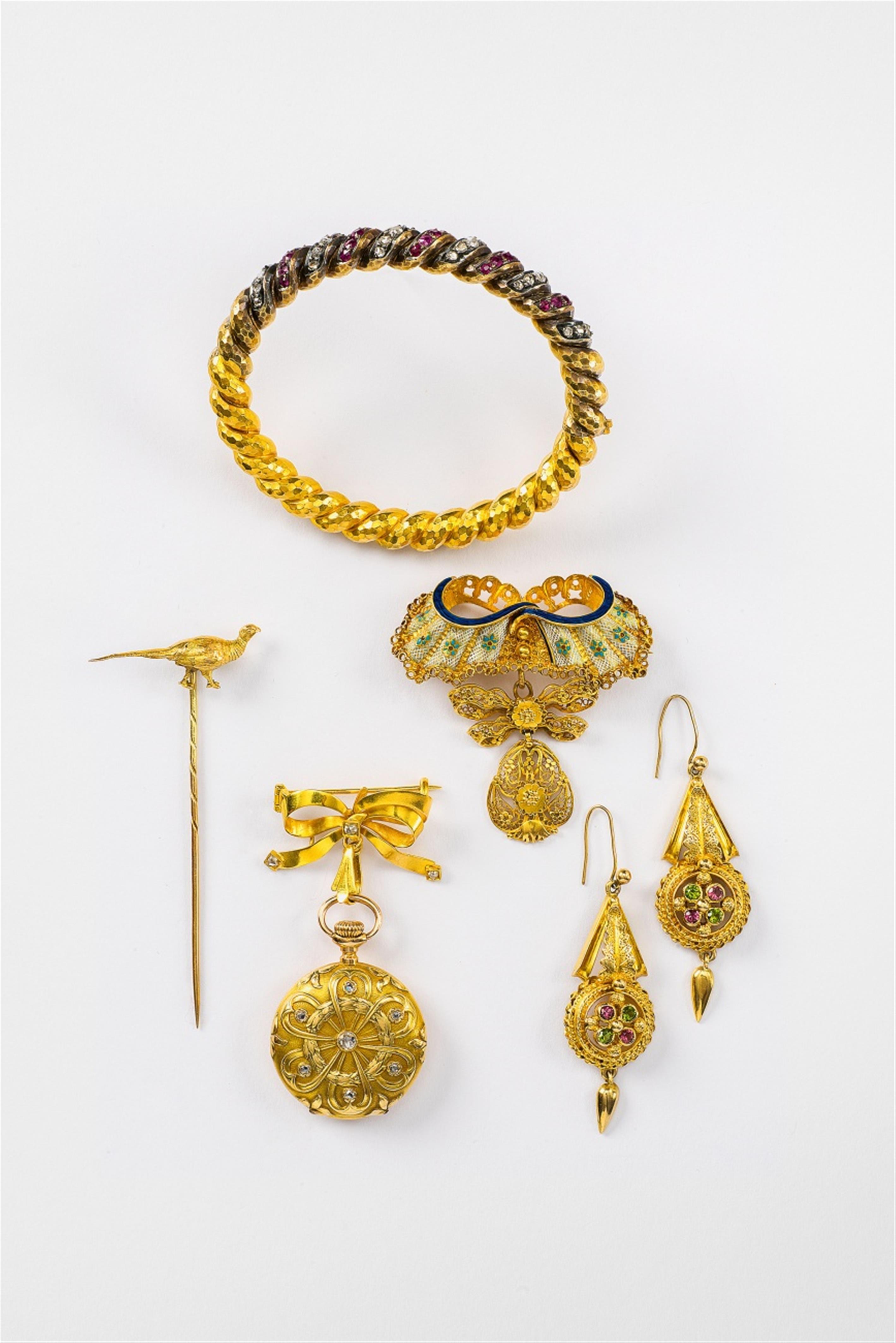 A Victorian enamelled 14k gold brooch - image-2