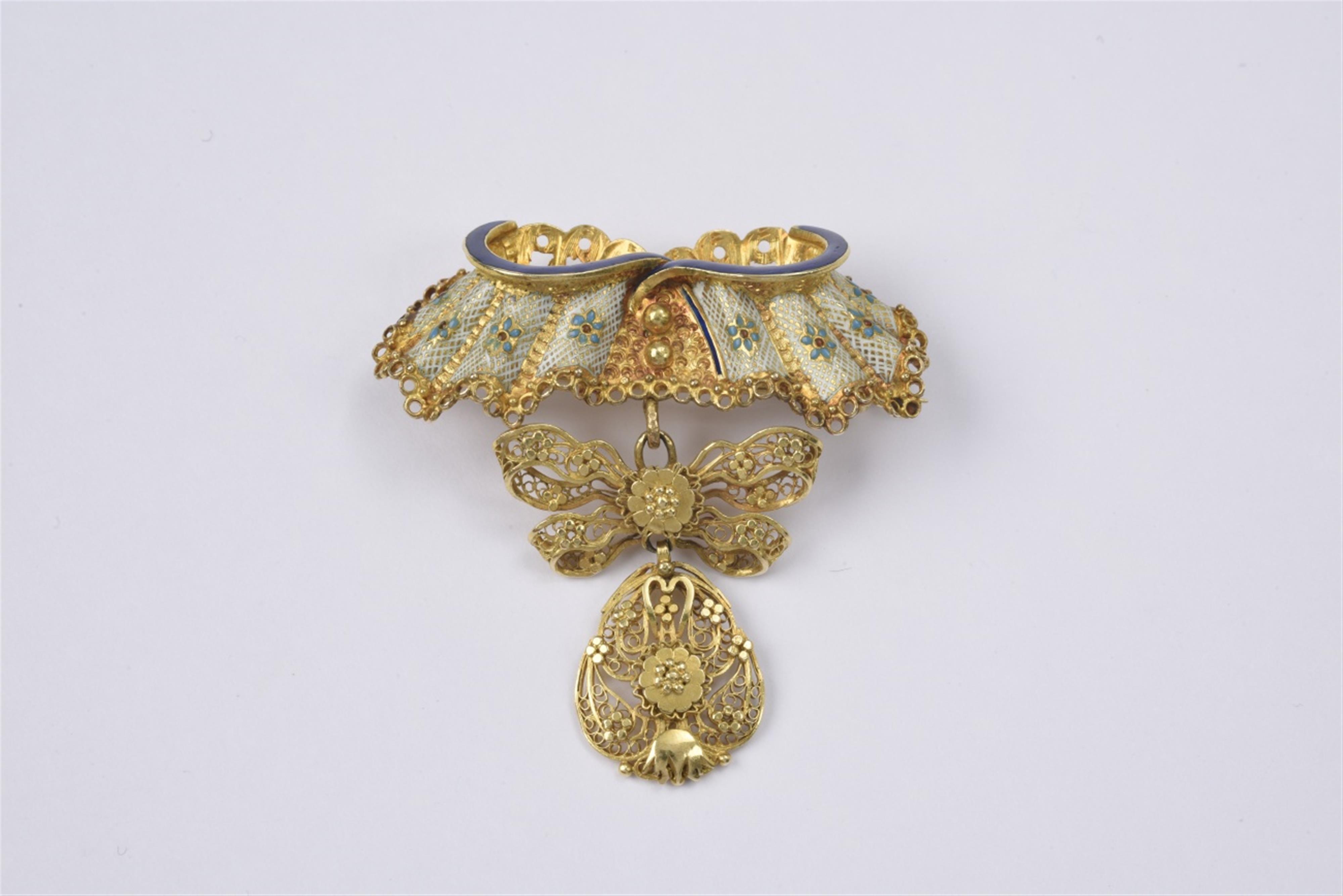 A Victorian enamelled 14k gold brooch - image-1