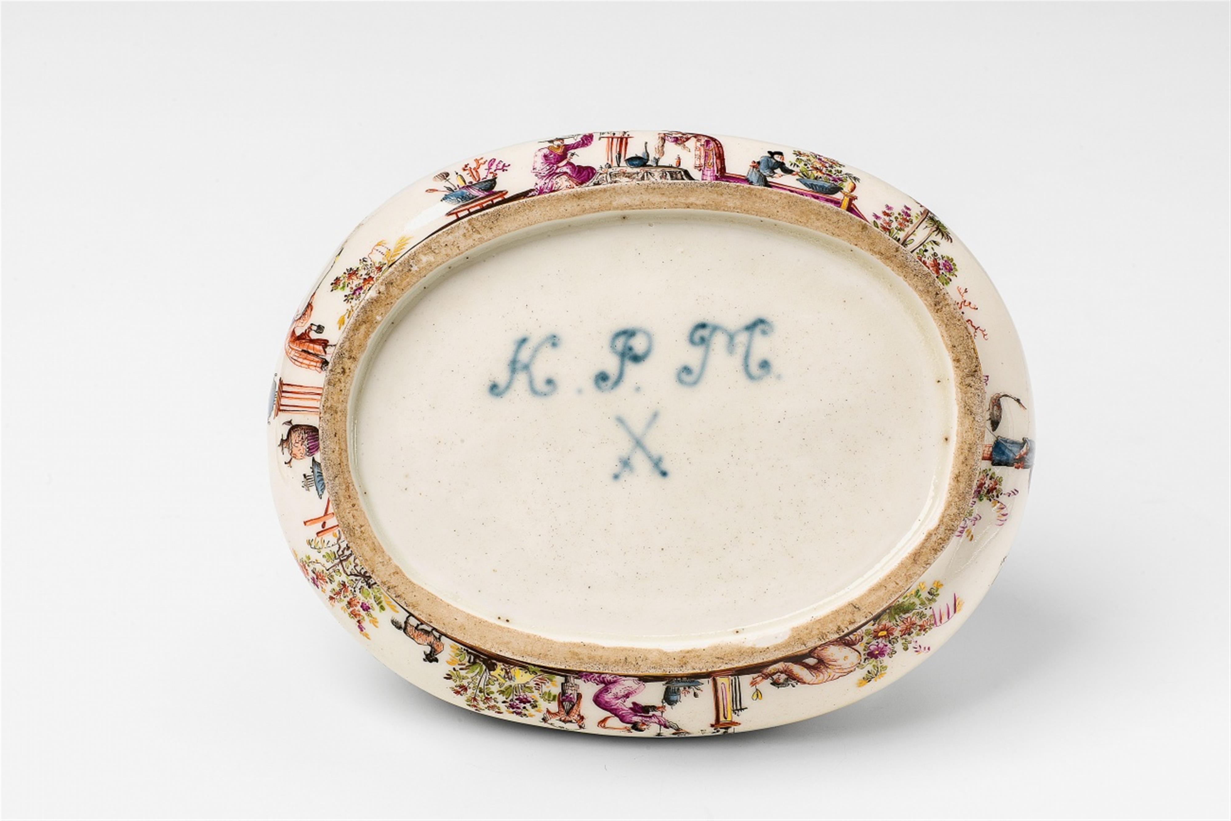 A Meissen porcelain sugar box with rare heraldic decor - image-4