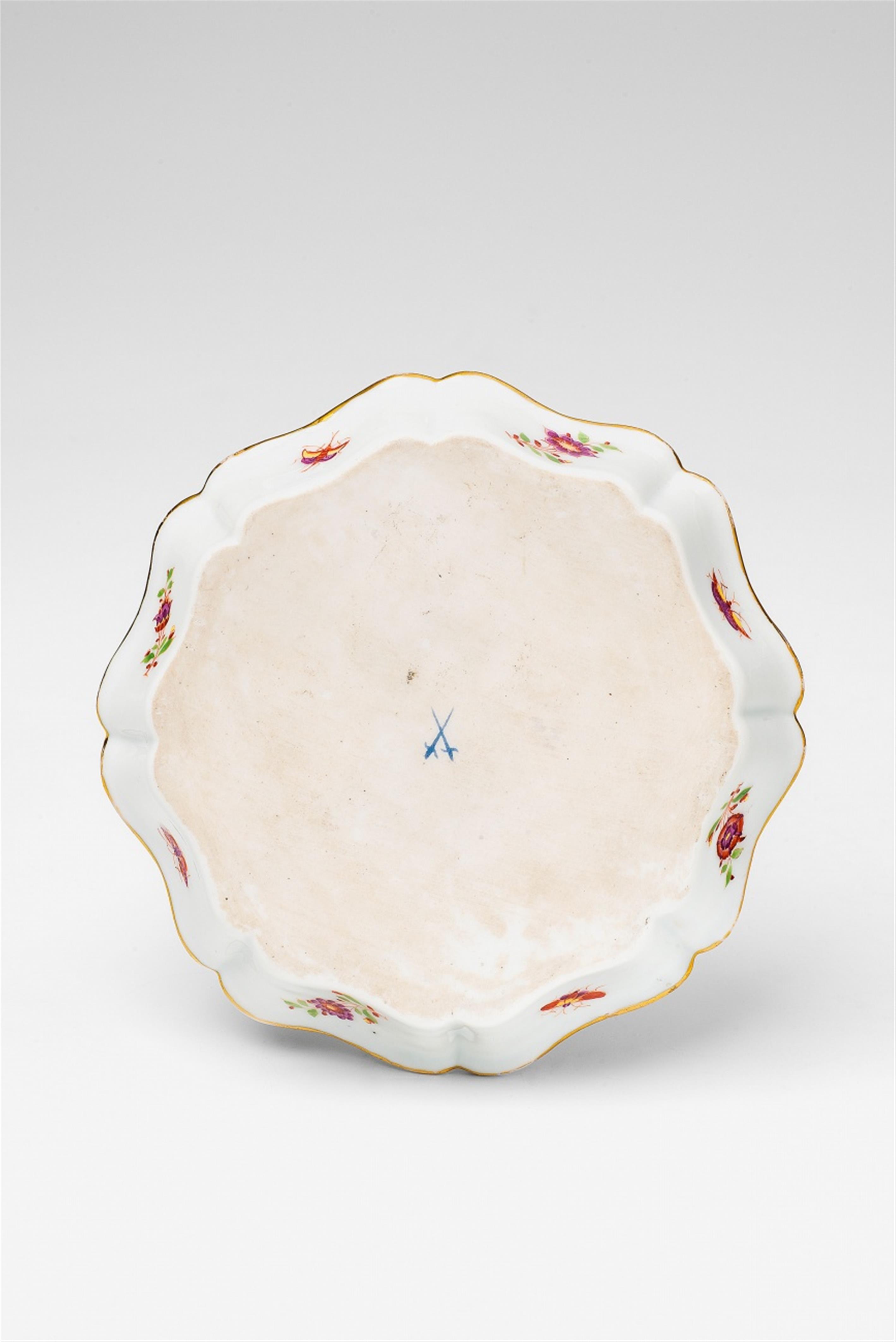 A Meissen porcelain dish with half-figure Chinoiseries - image-2