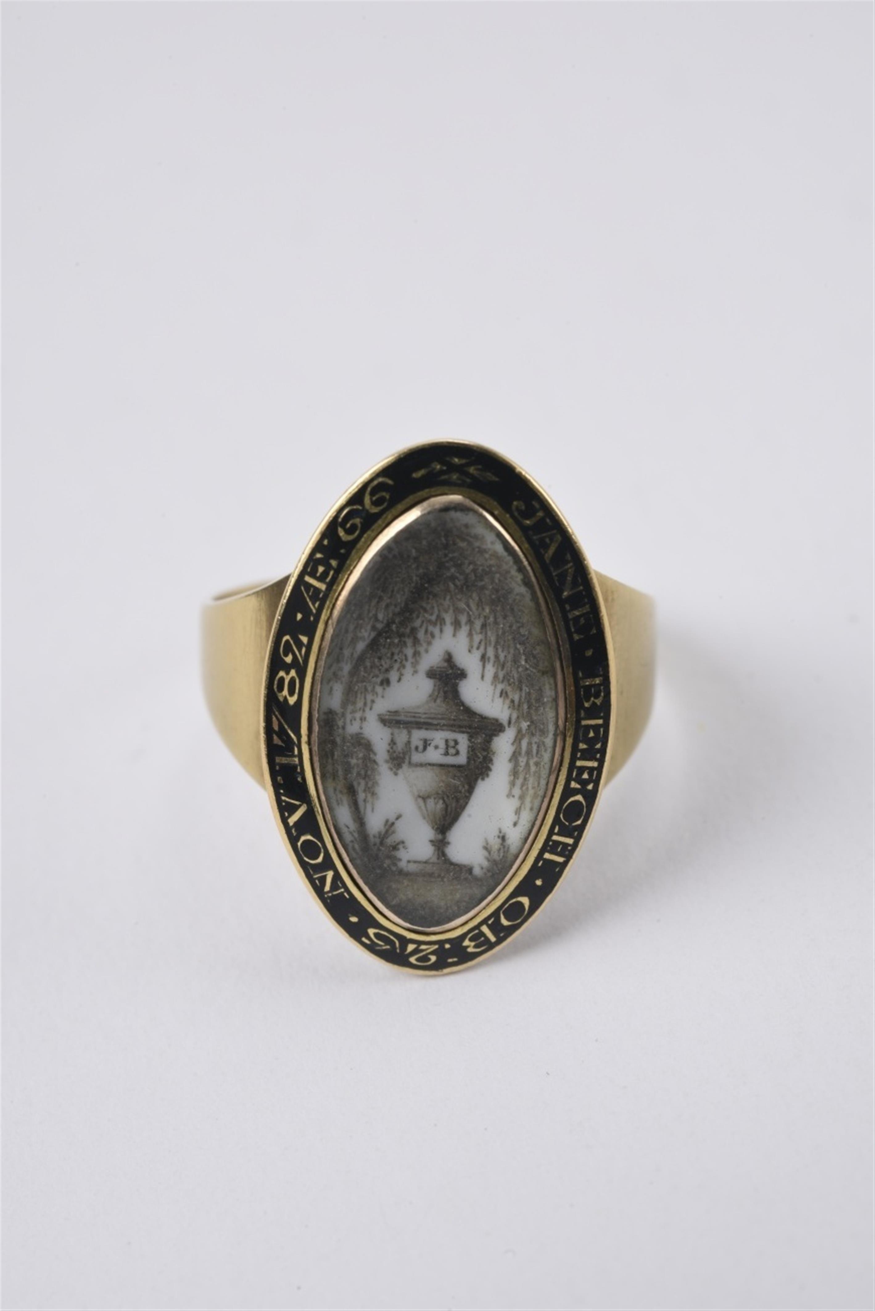 A George III 14k gold ring with a hairwork miniature - image-1