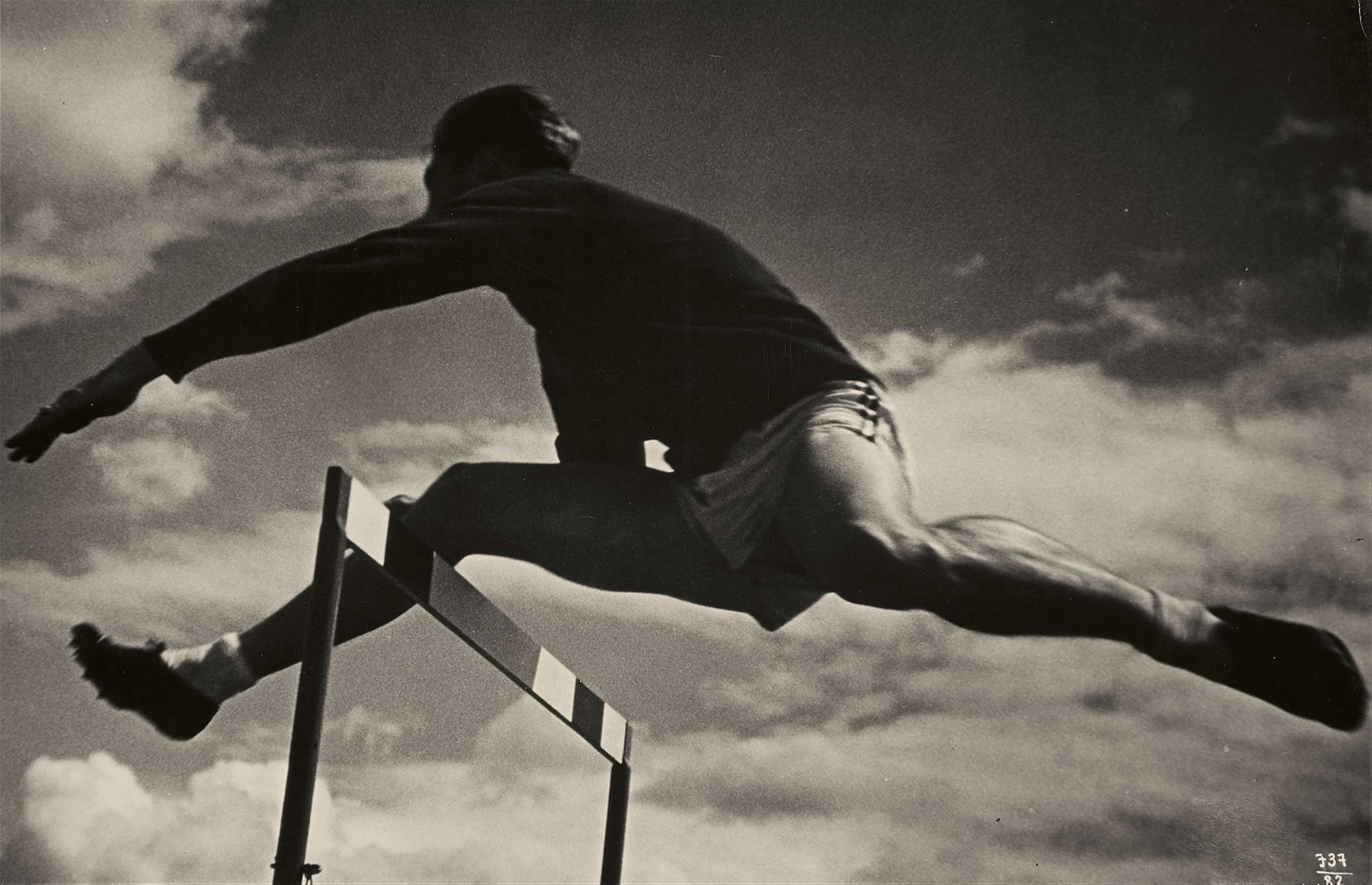 Leni Riefenstahl - Hürdenläufer - image-1