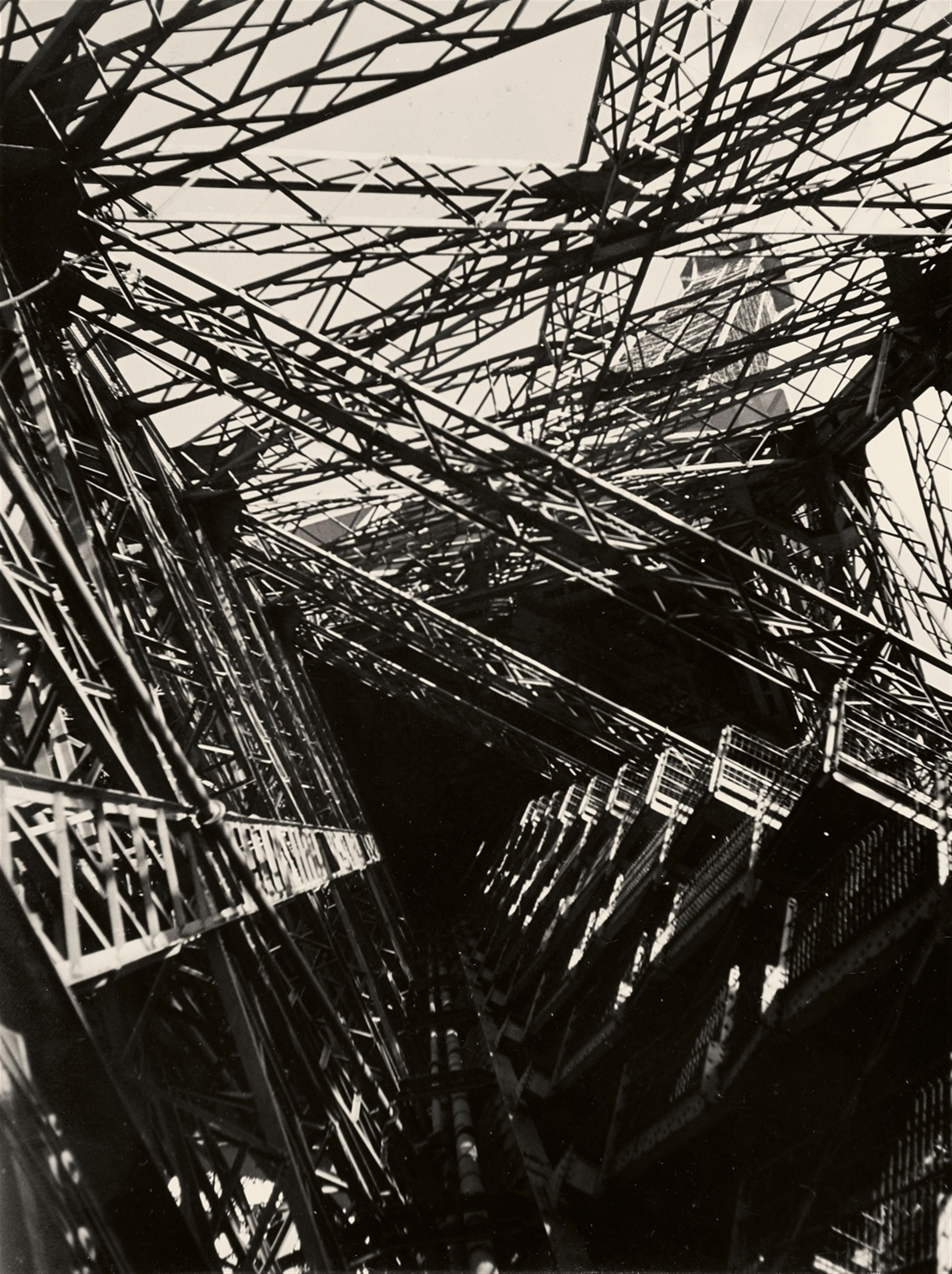 Germaine Krull - La Tour Eiffel - image-1