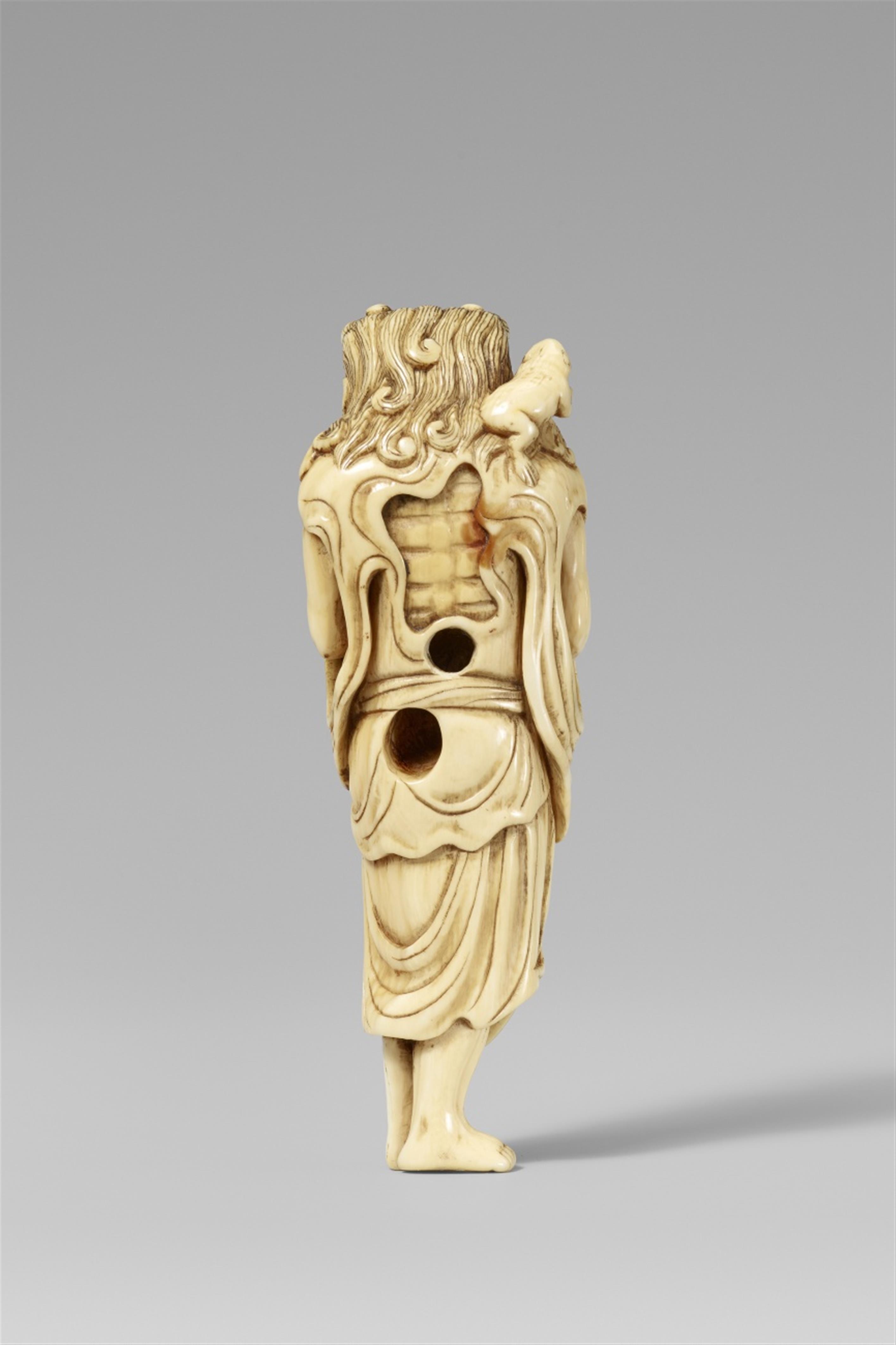 A very fine and lively early ivory netsuke of a laughing Gama Sennin. 18th century - image-2