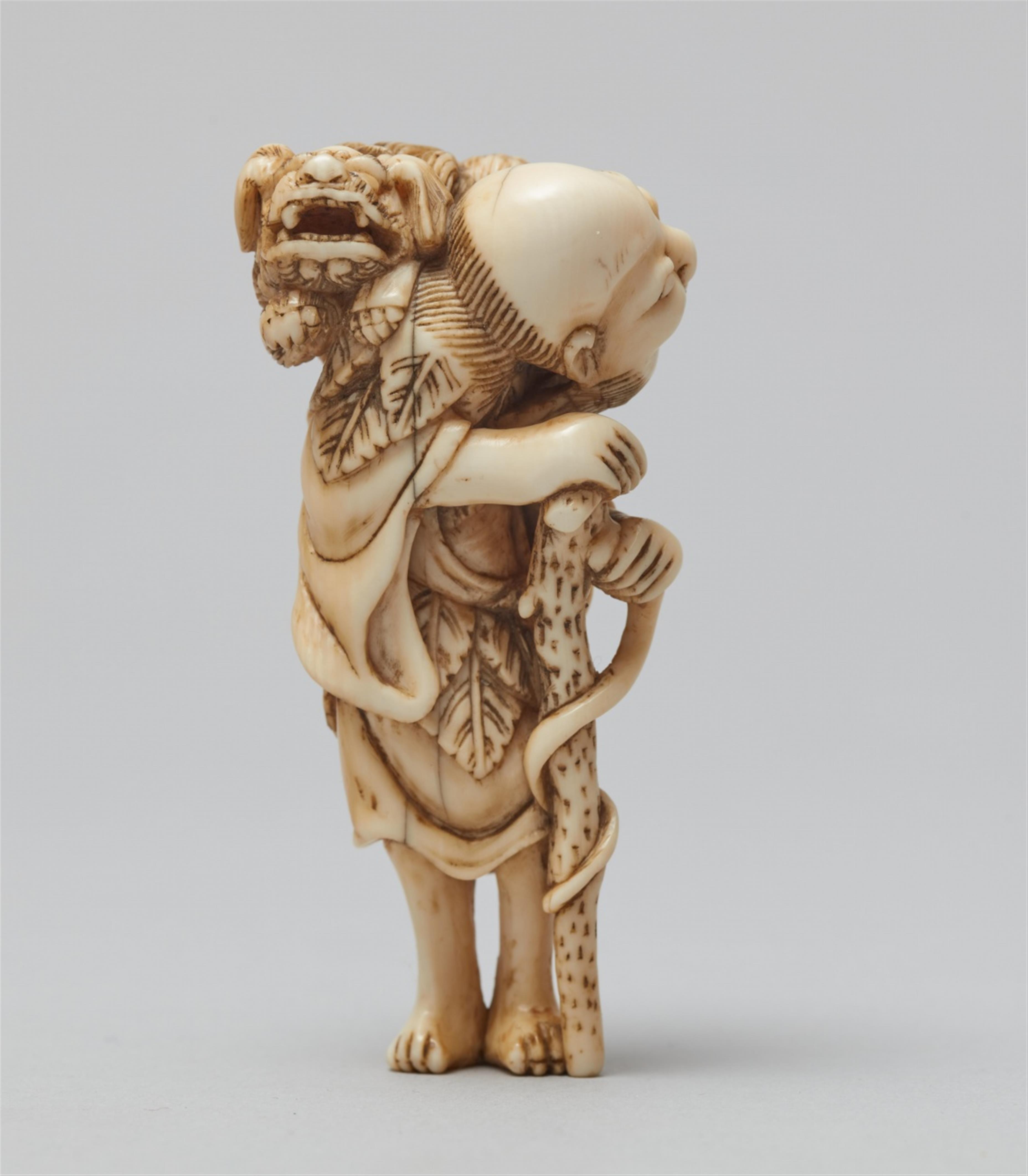 An ivory netsuke of a laughing sennin with a shishi. Early 19th century - image-2