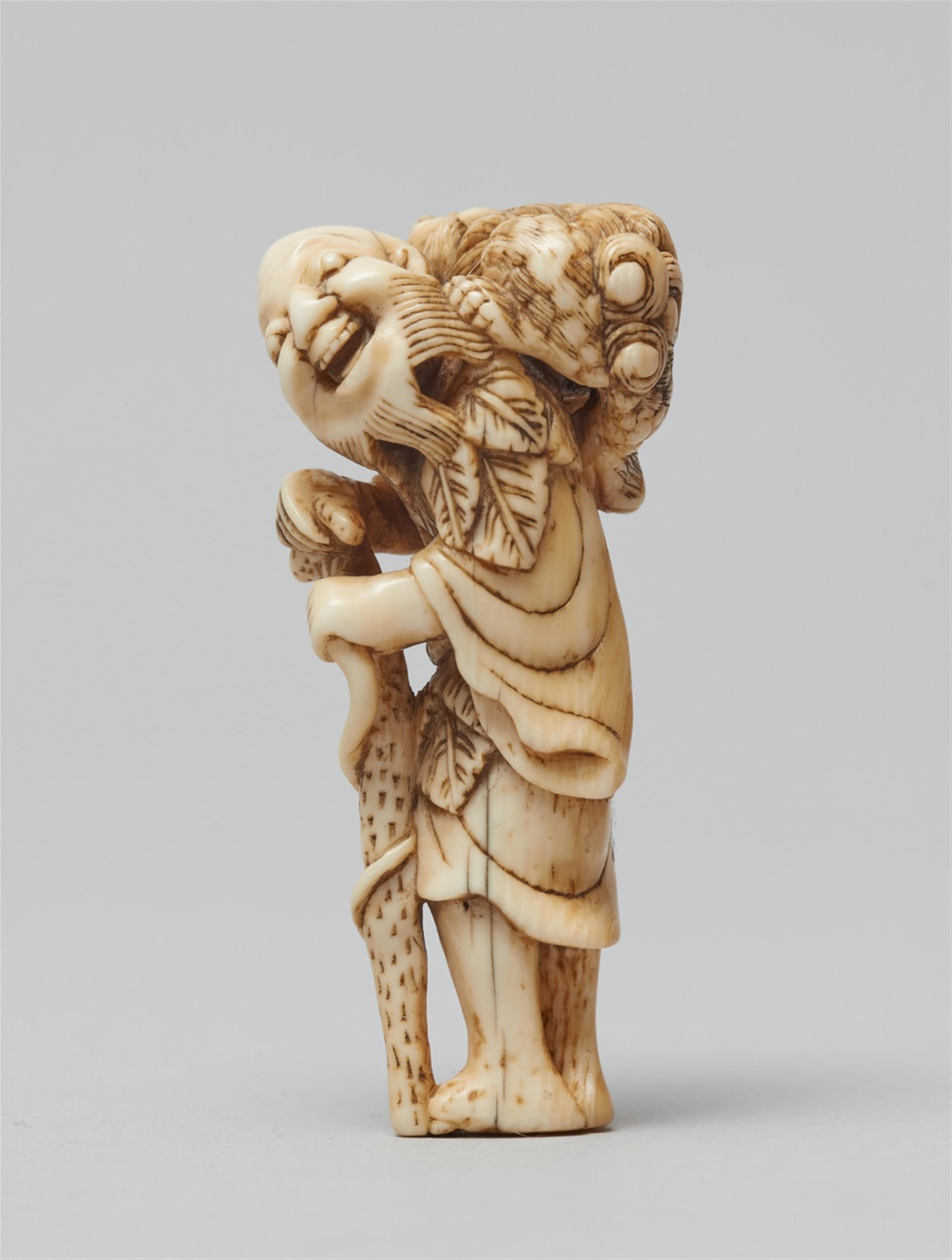 An ivory netsuke of a laughing sennin with a shishi. Early 19th century - image-5