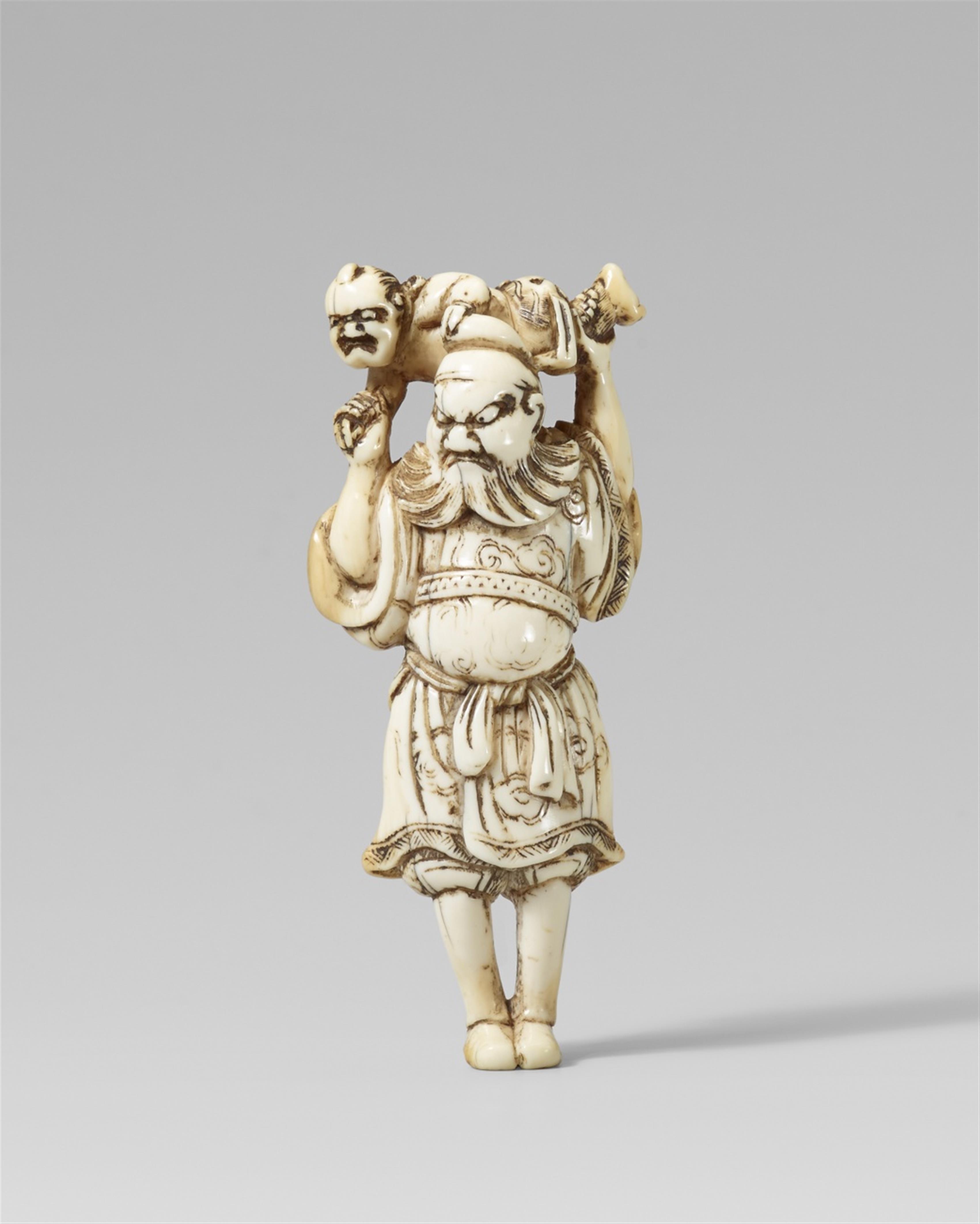 A good ivory netsuke of Shôki and oni. Late 18th century - image-1