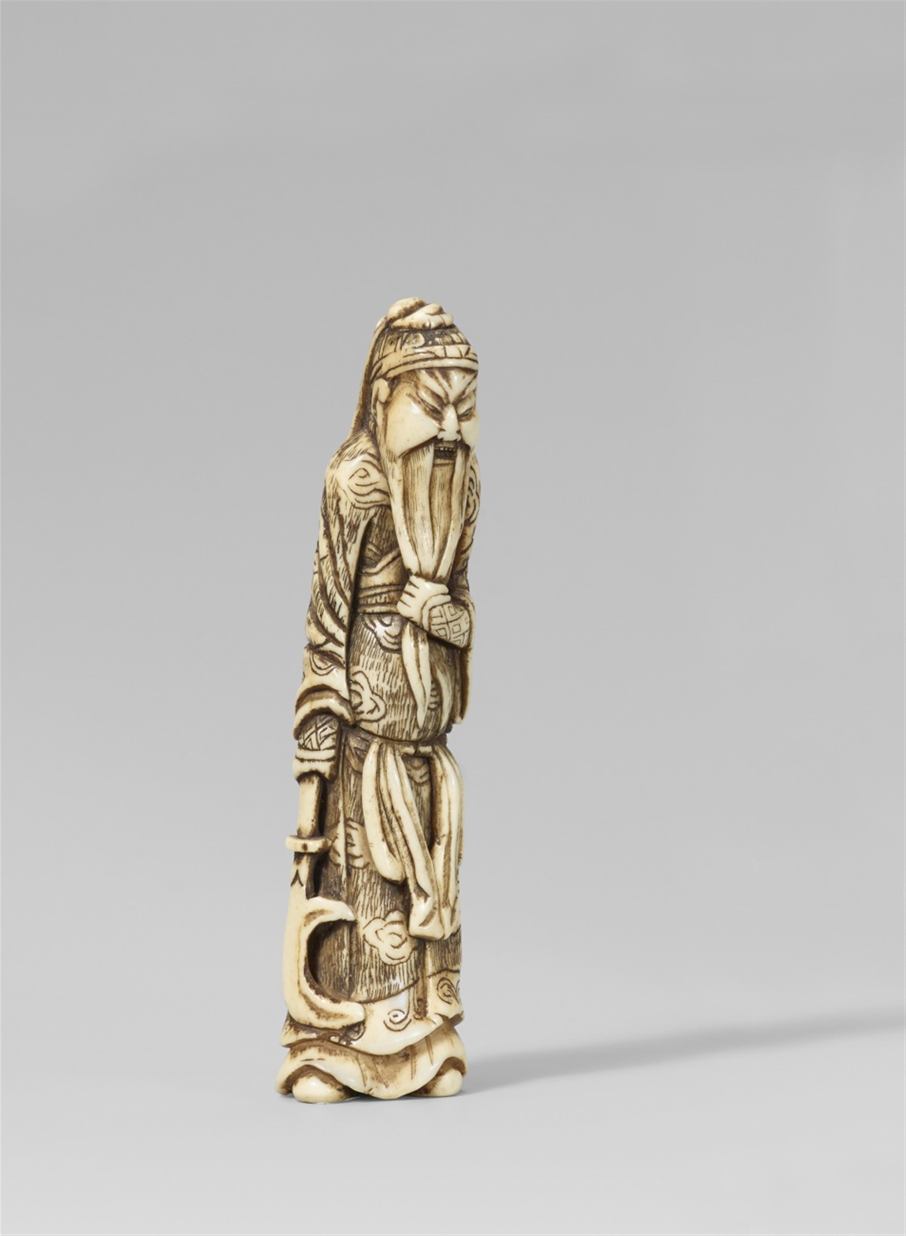 A very tall stag antler netsuke of Kan’u. Early 19th century - image-1