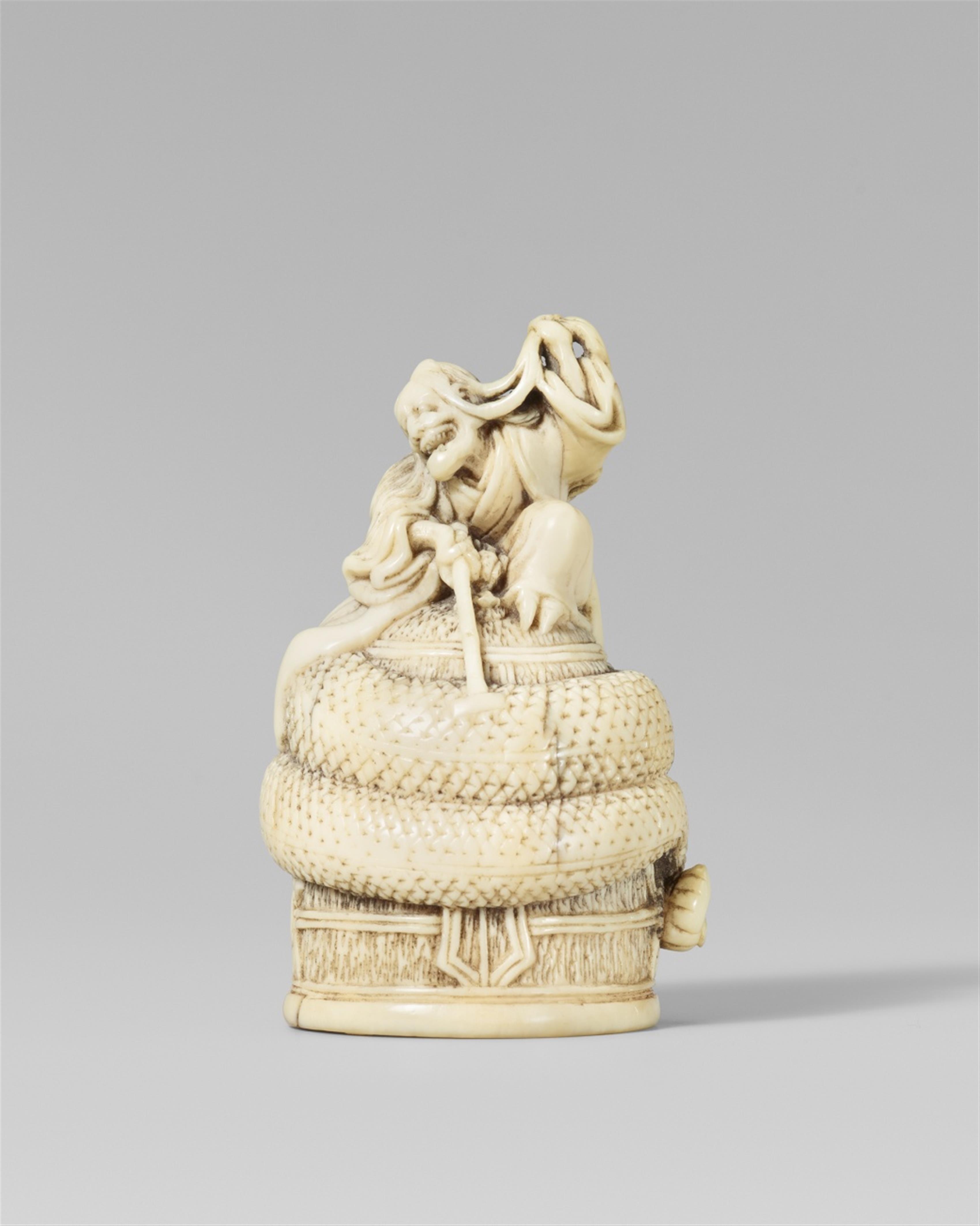 An ivory netsuke of Kiyohime on top of the Dôjôji bell. 19th century - image-1