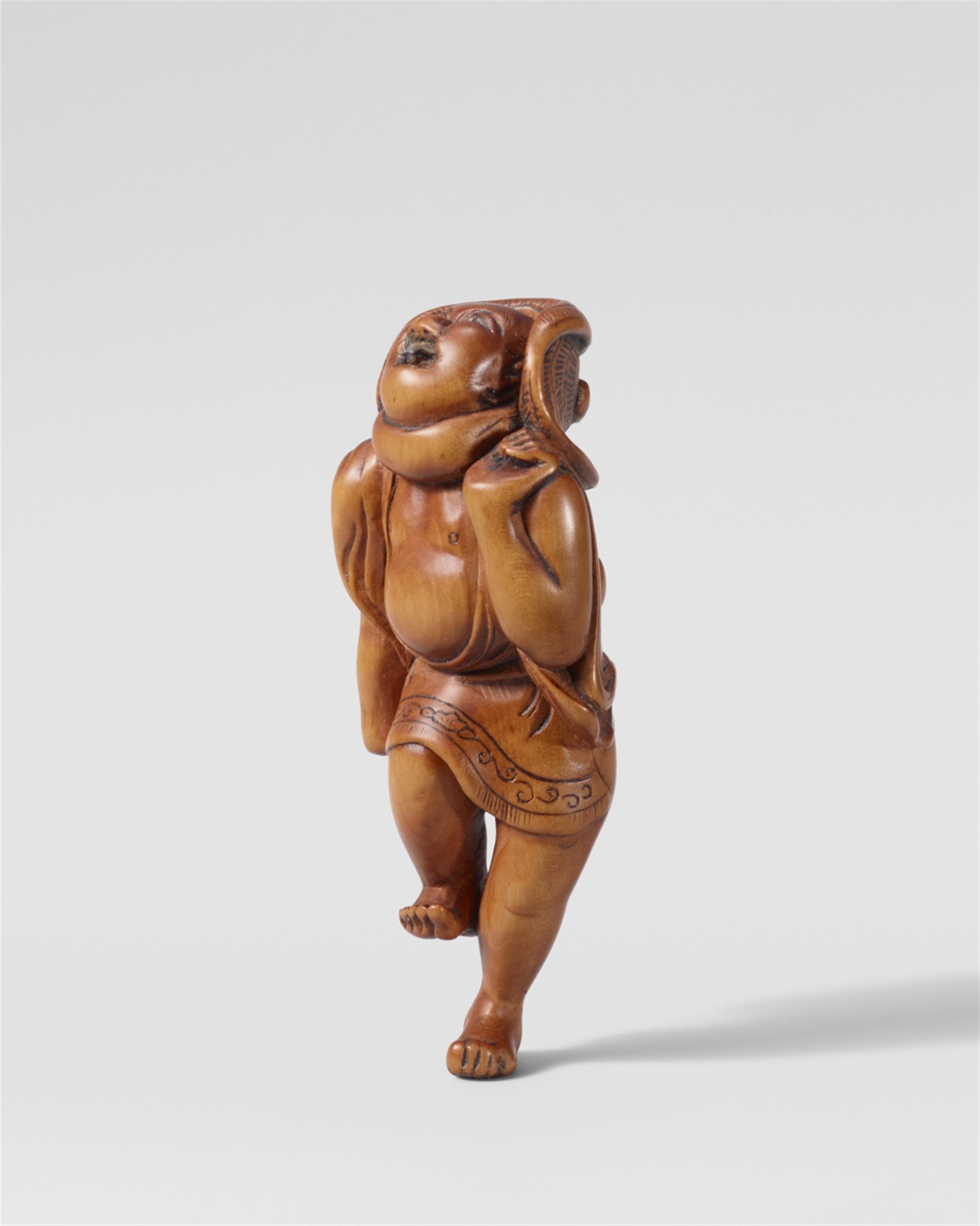 A boxwood netsuke of a laughing sparrow dancer. Early 19th century - image-1