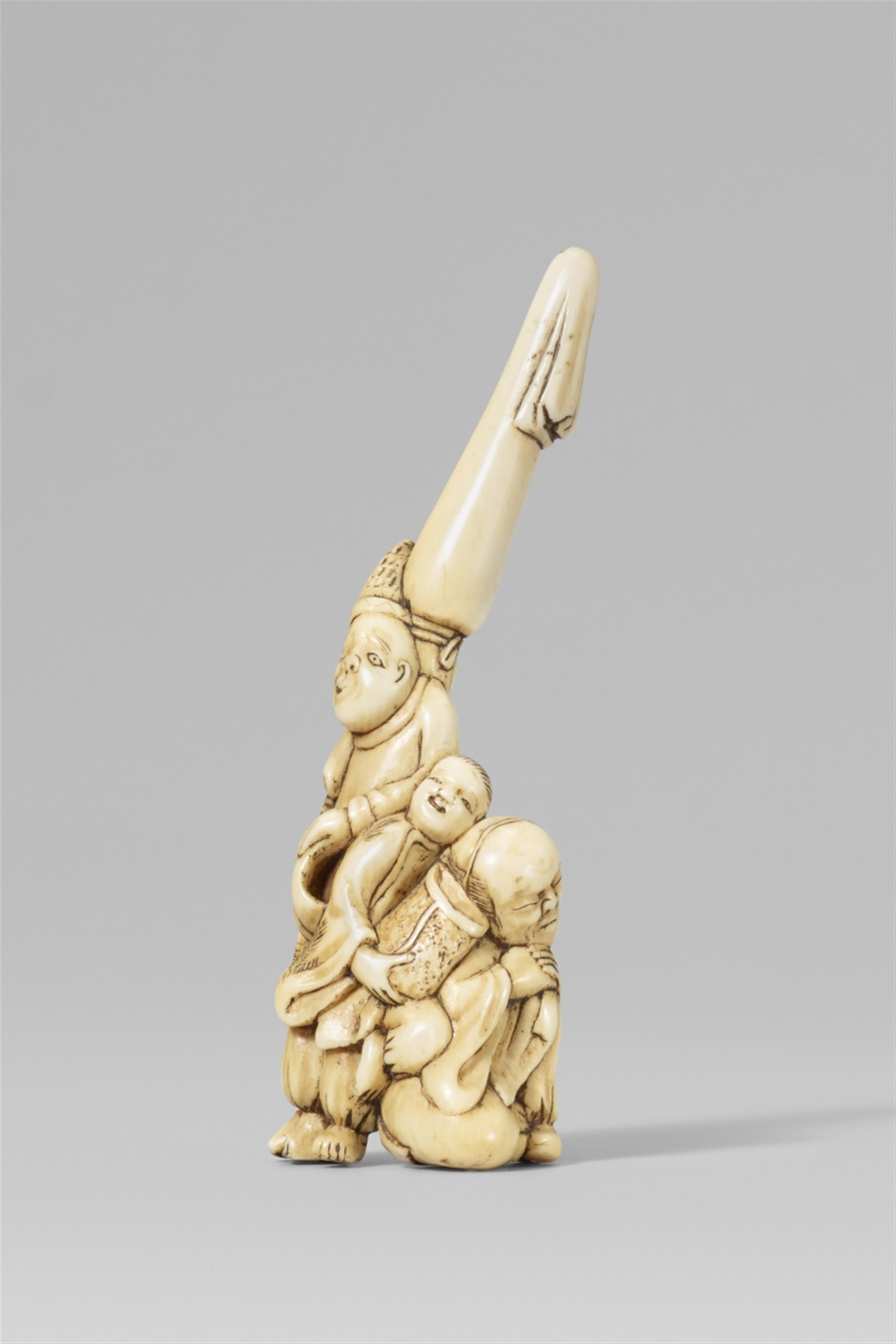 An amusing ivory netsuke of court servants. First half 19th century - image-1