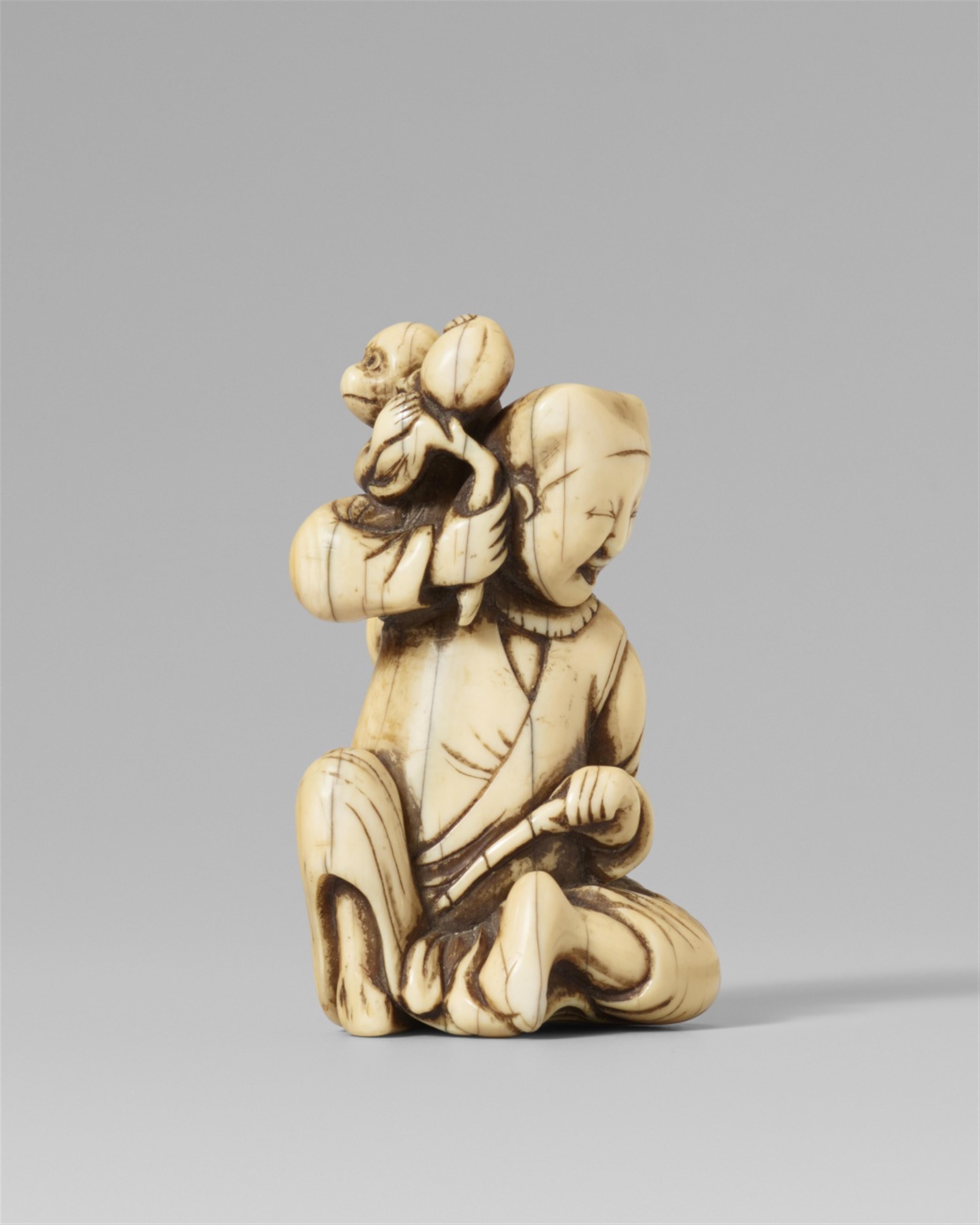 An interesting ivory netsuke of a sarumawashi. Late 18th century - image-1