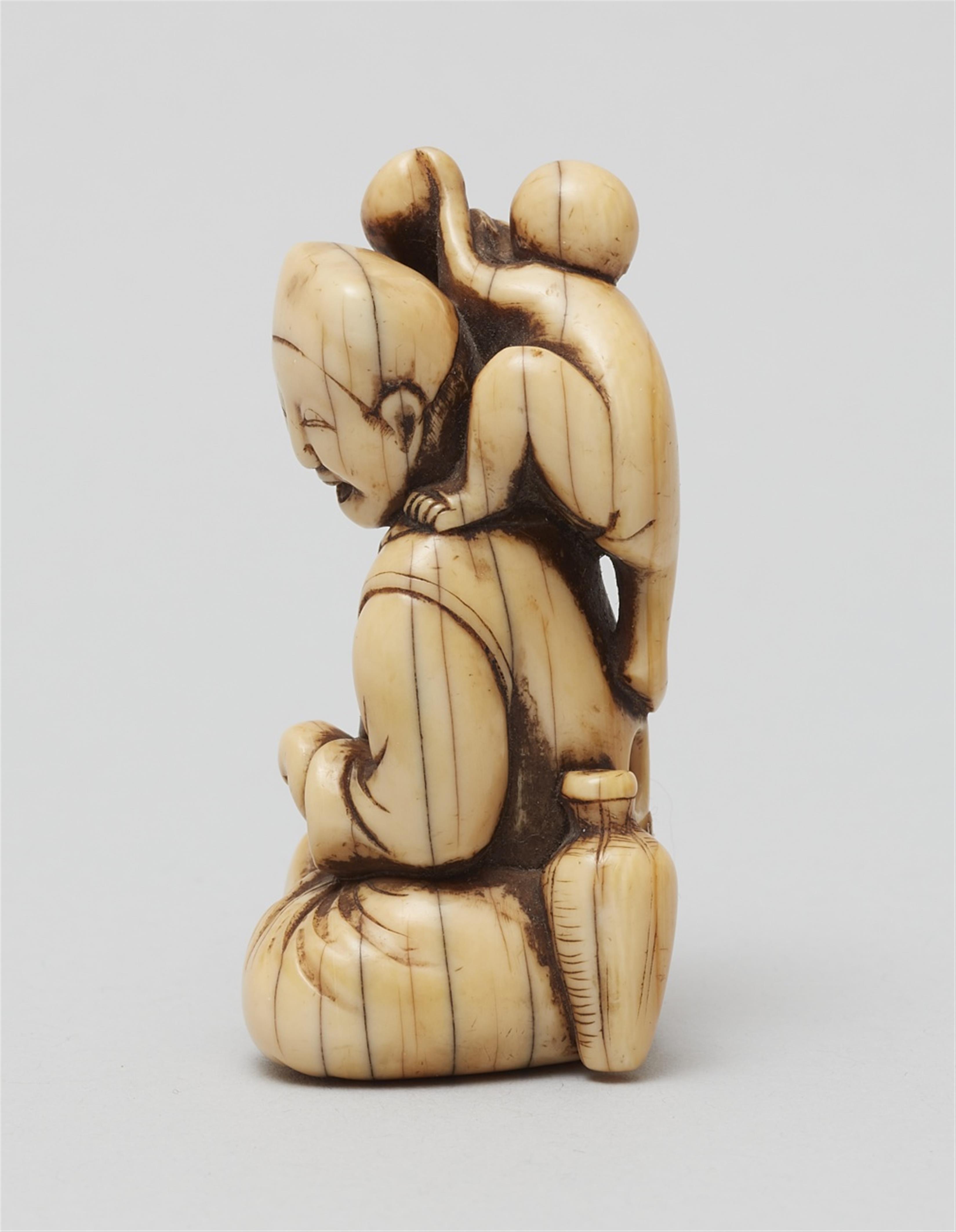 An interesting ivory netsuke of a sarumawashi. Late 18th century - image-4