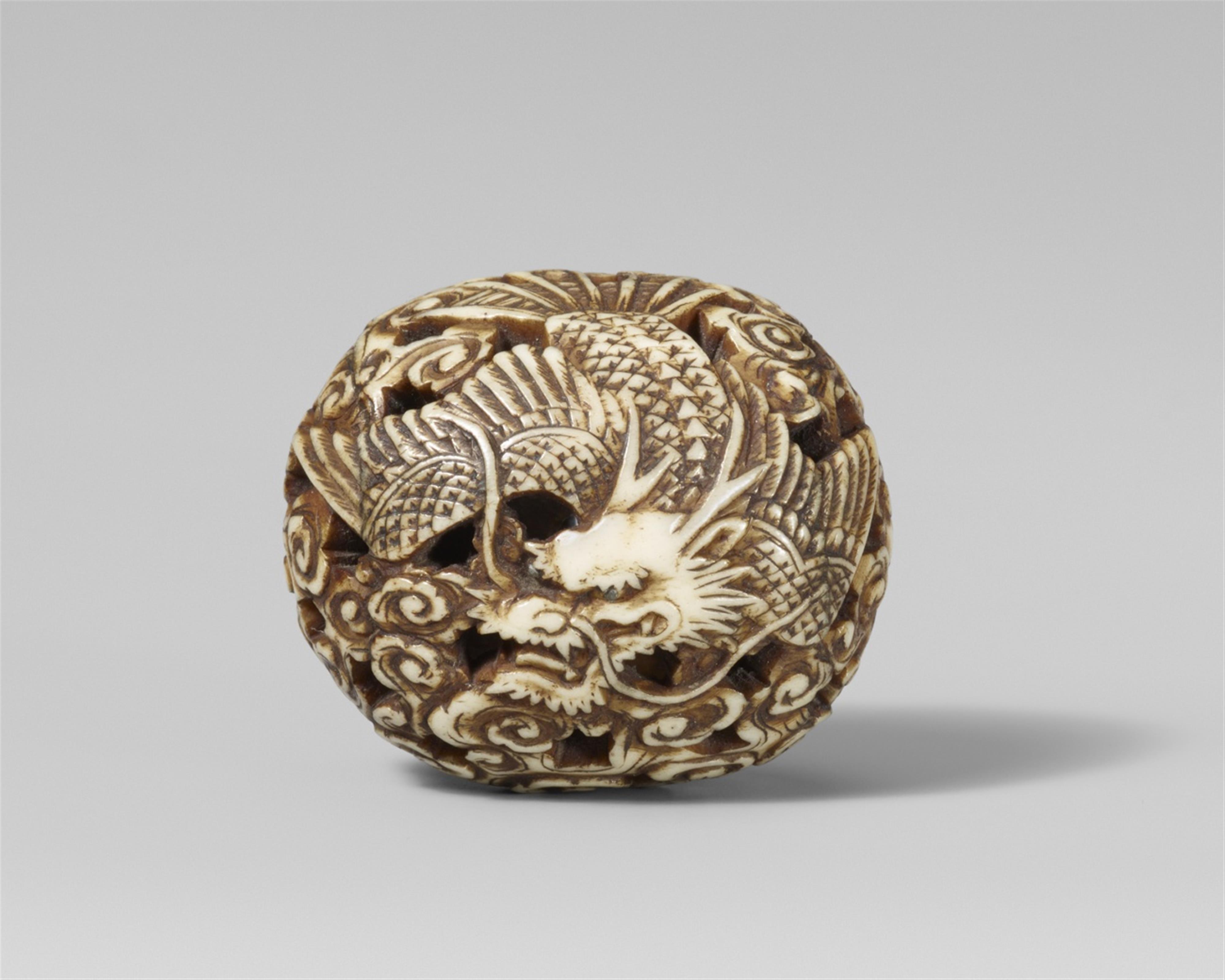 A fine ivory ryûsa manjû of a winged dragon, by Masahisa. Late 19th century - image-1