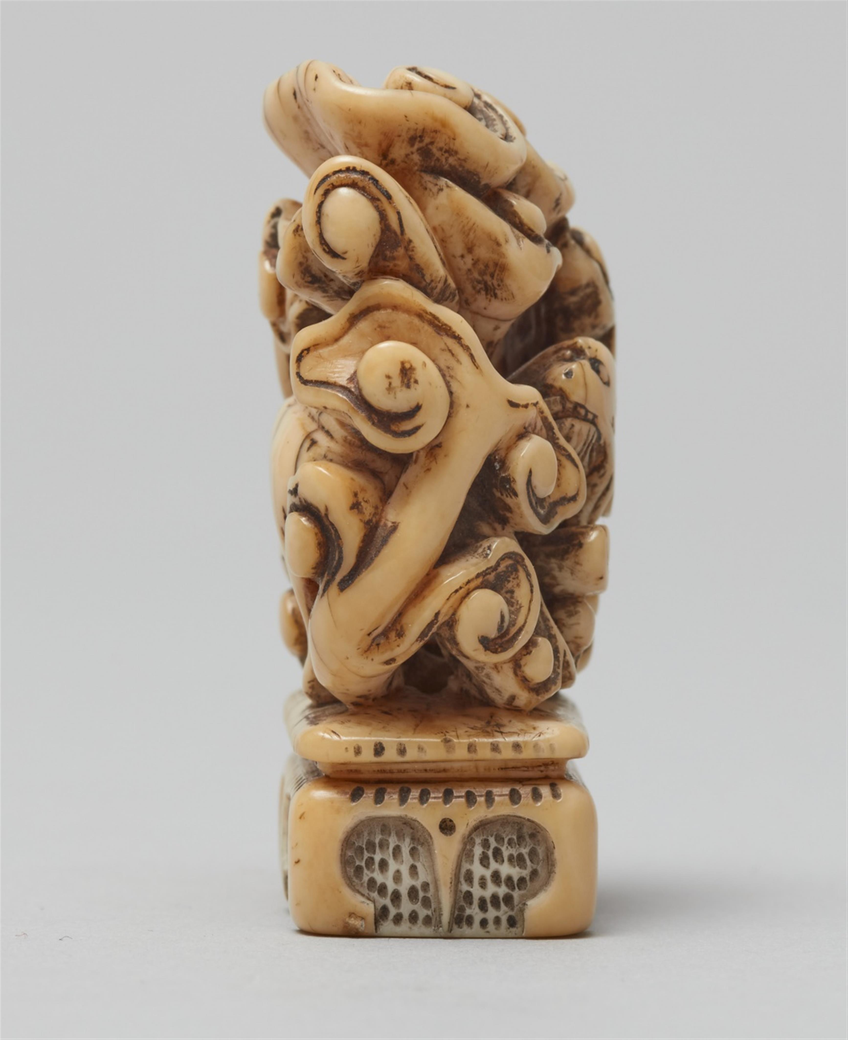 An ivory seal-type netsuke of a mythological animal. 18th century - image-3