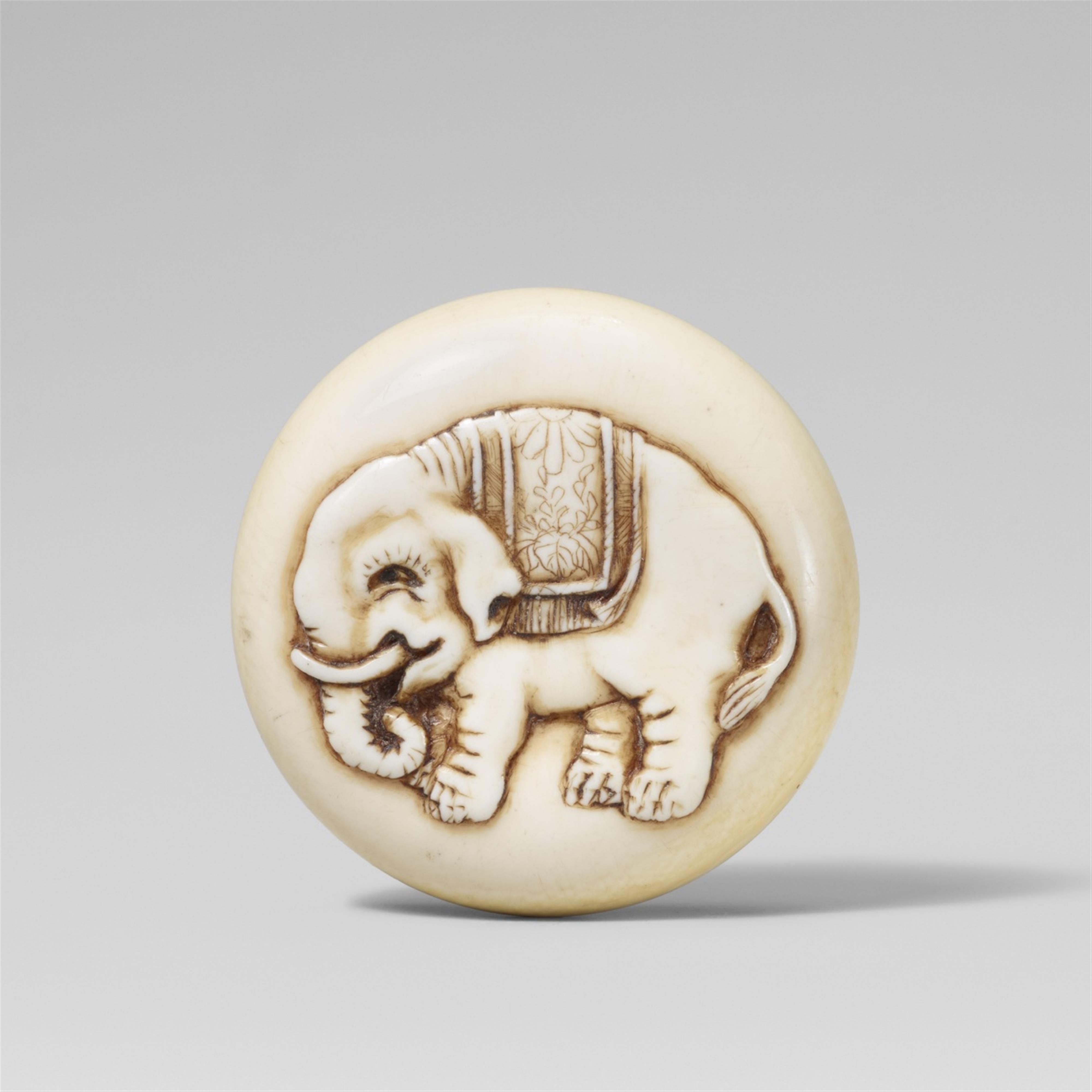 An ivory manju of an elephant, by Homin. Mid-19th century - image-1