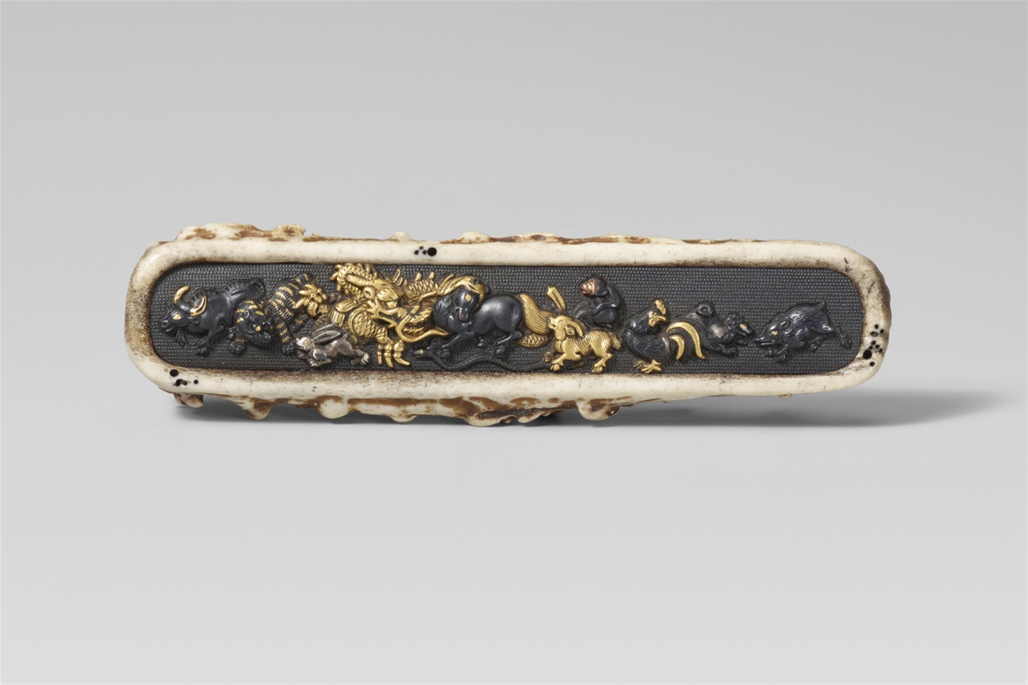 An unusual shakudô kozuka plate and stag antler netsuke. 19th century - image-1