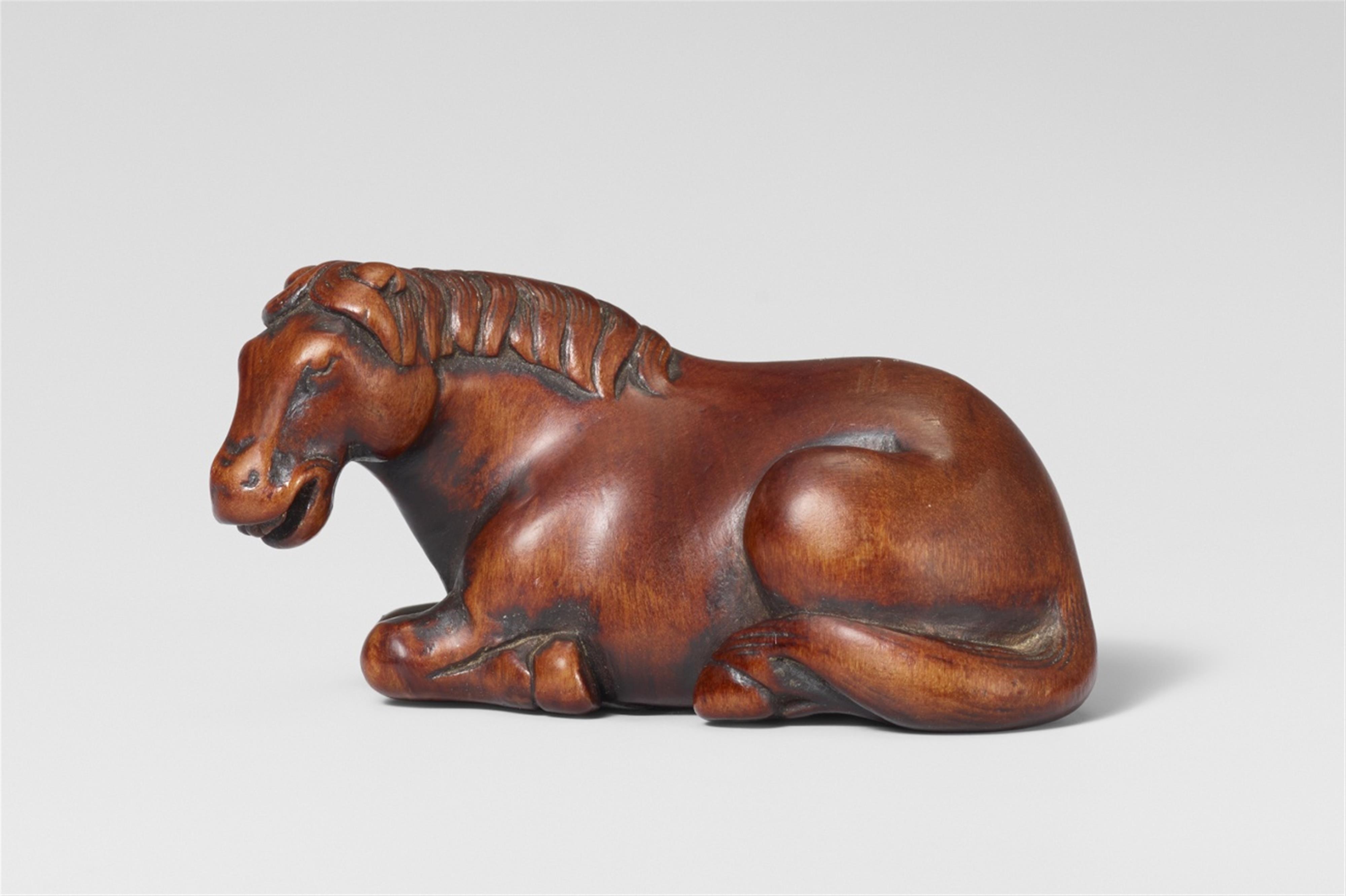 A very fine boxwood netsuke of a recumbent horse. Early 19th century - image-1