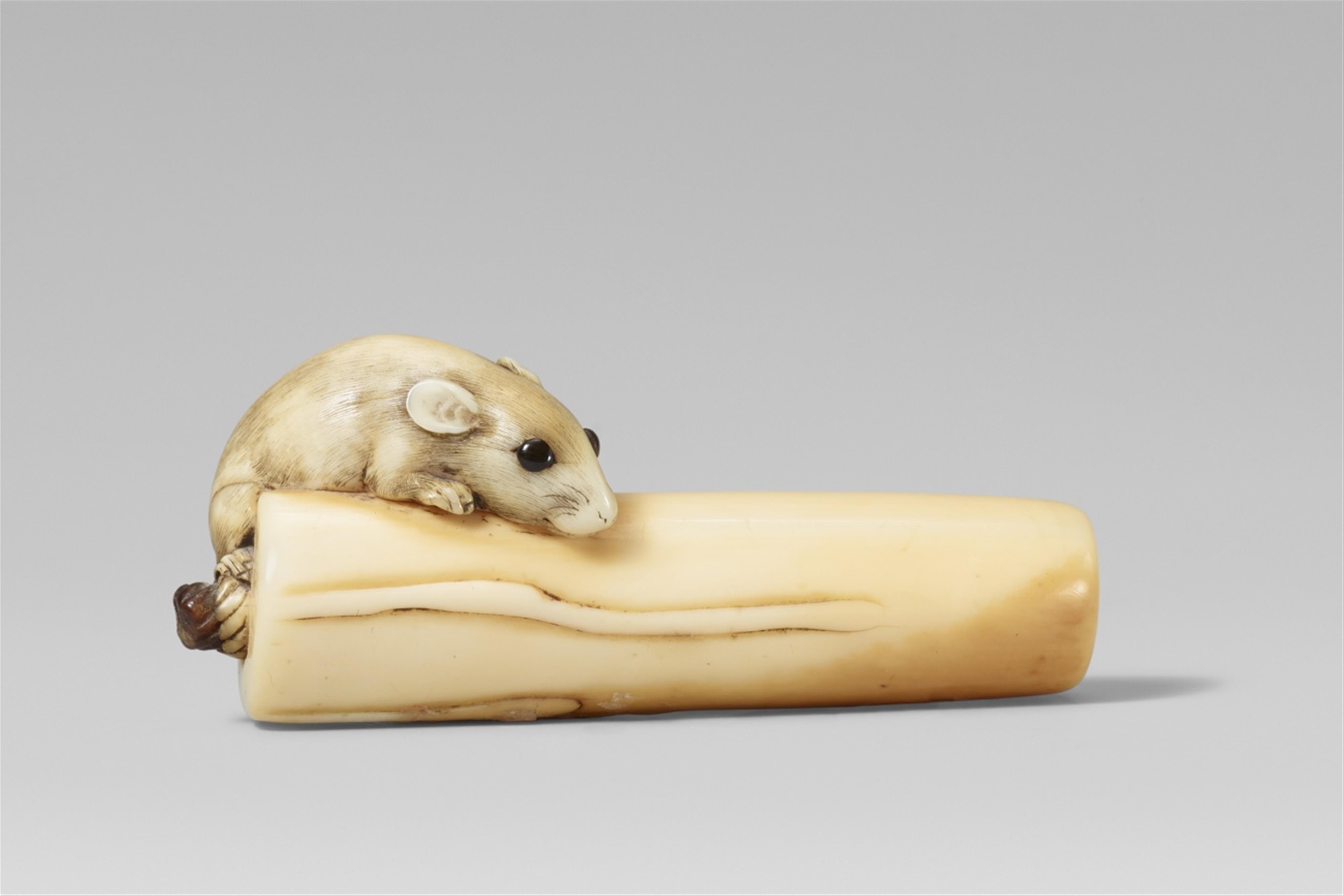A very fine ivory netsuke of a rat on a candle. Early 19th century - image-1