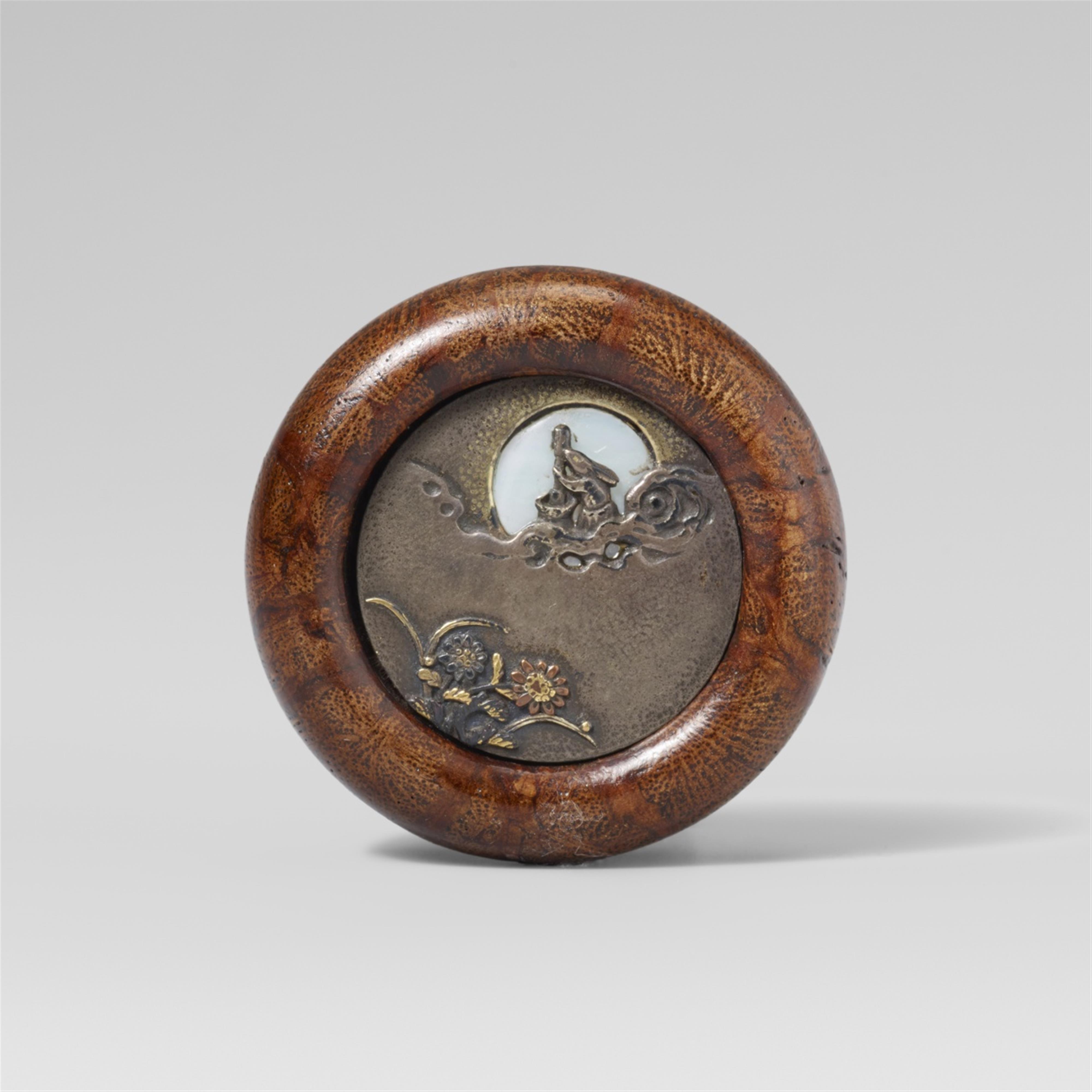 A kagamibuta of a hare pounding mochi. Mid-19th century - image-1
