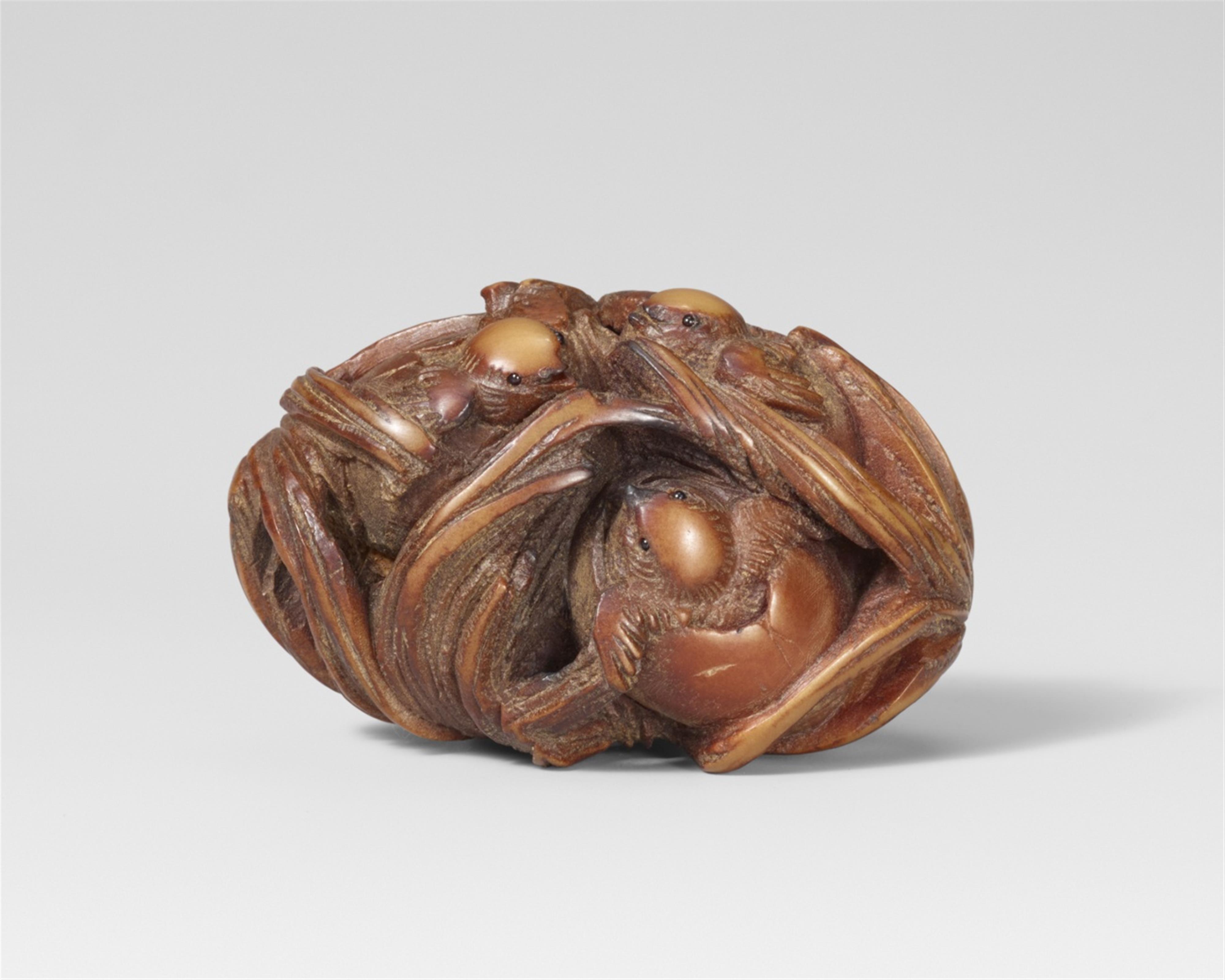A netsuke of three hatching sparrows. Late 19th century - image-1