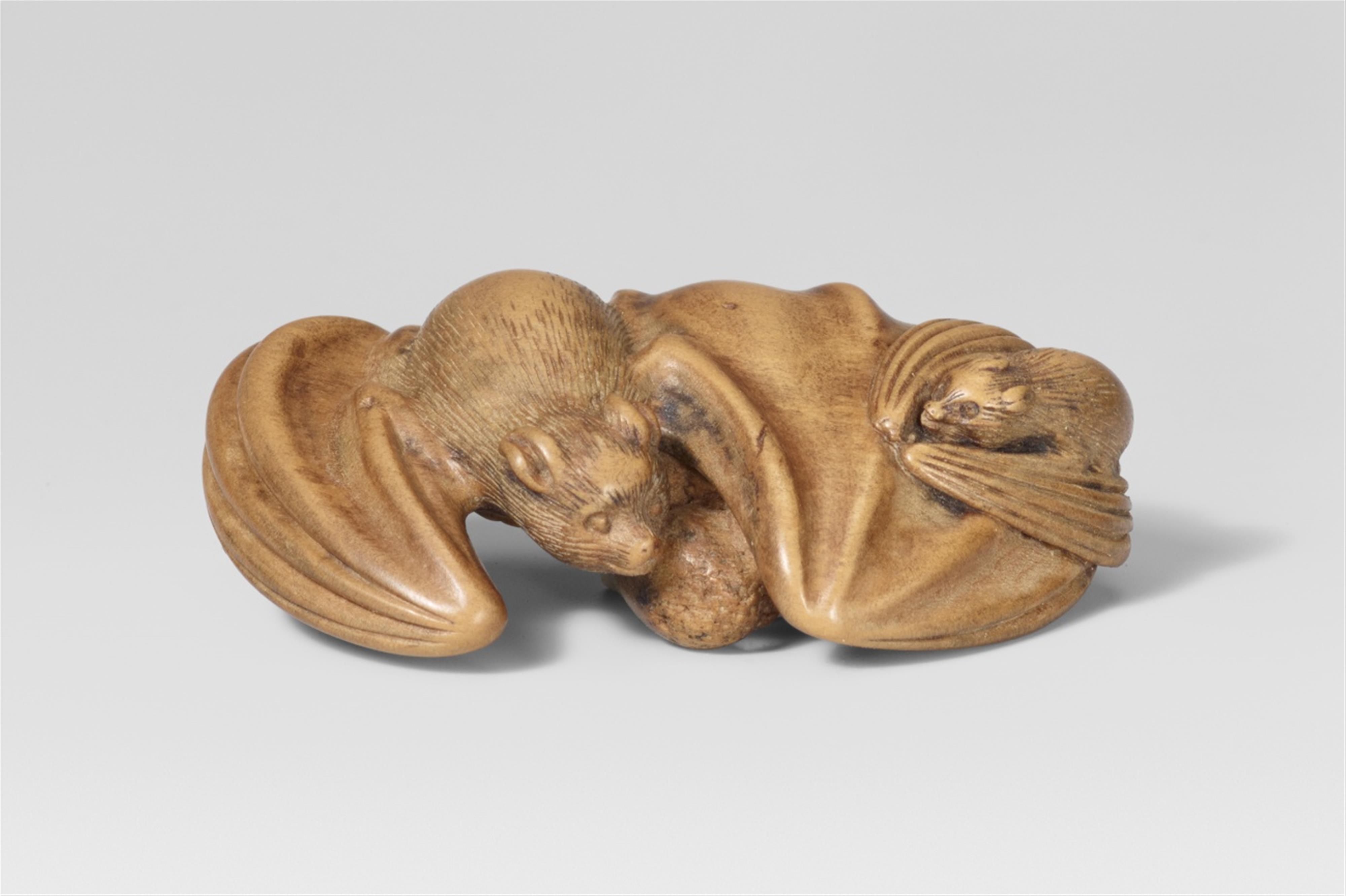 A boxwood netsuke of two bats and a reishi. Second half 19th century - image-1