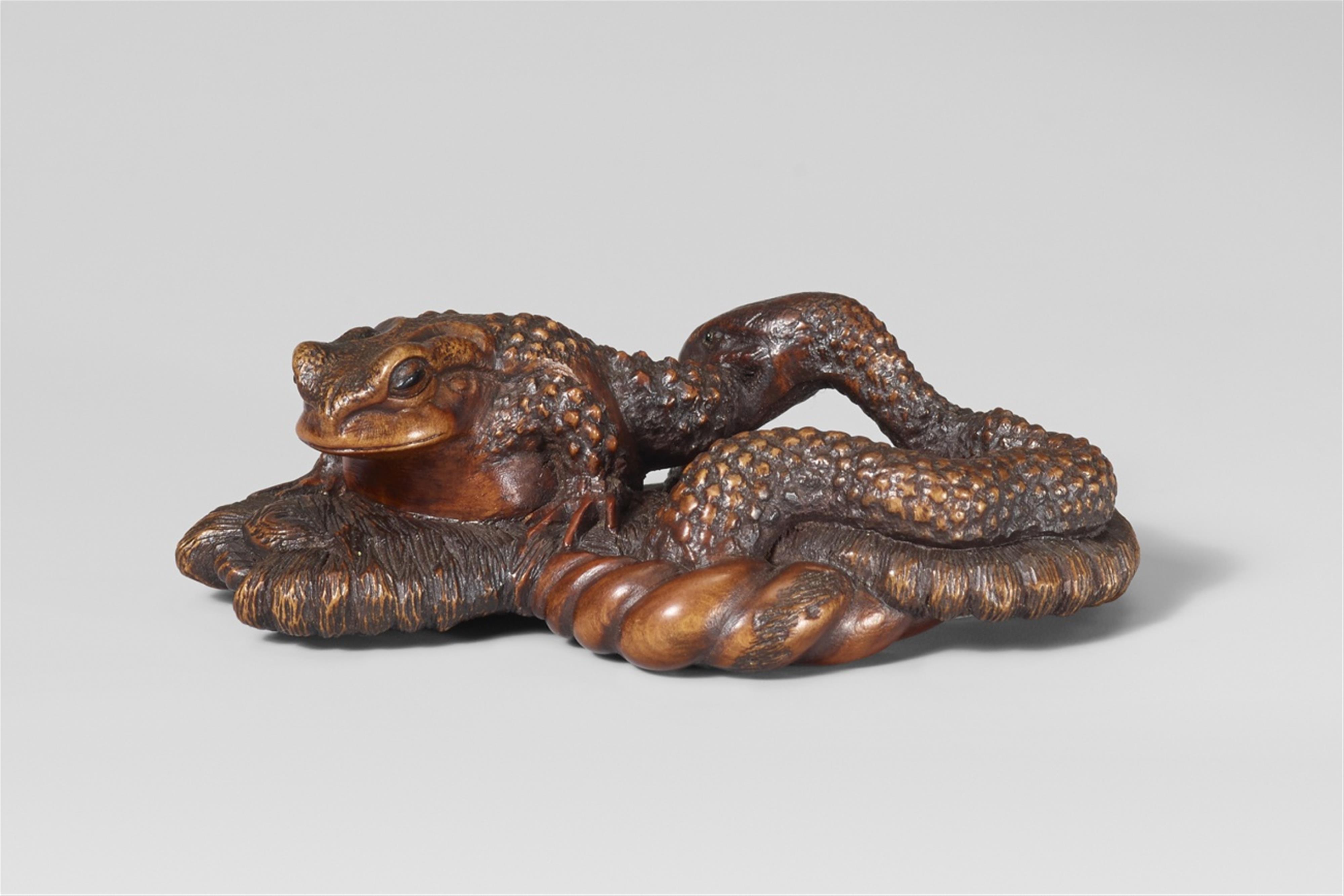 A very large boxwood netsuke of a toad and a snake on a straw sandal, by Masanao. Late 19th century - image-1