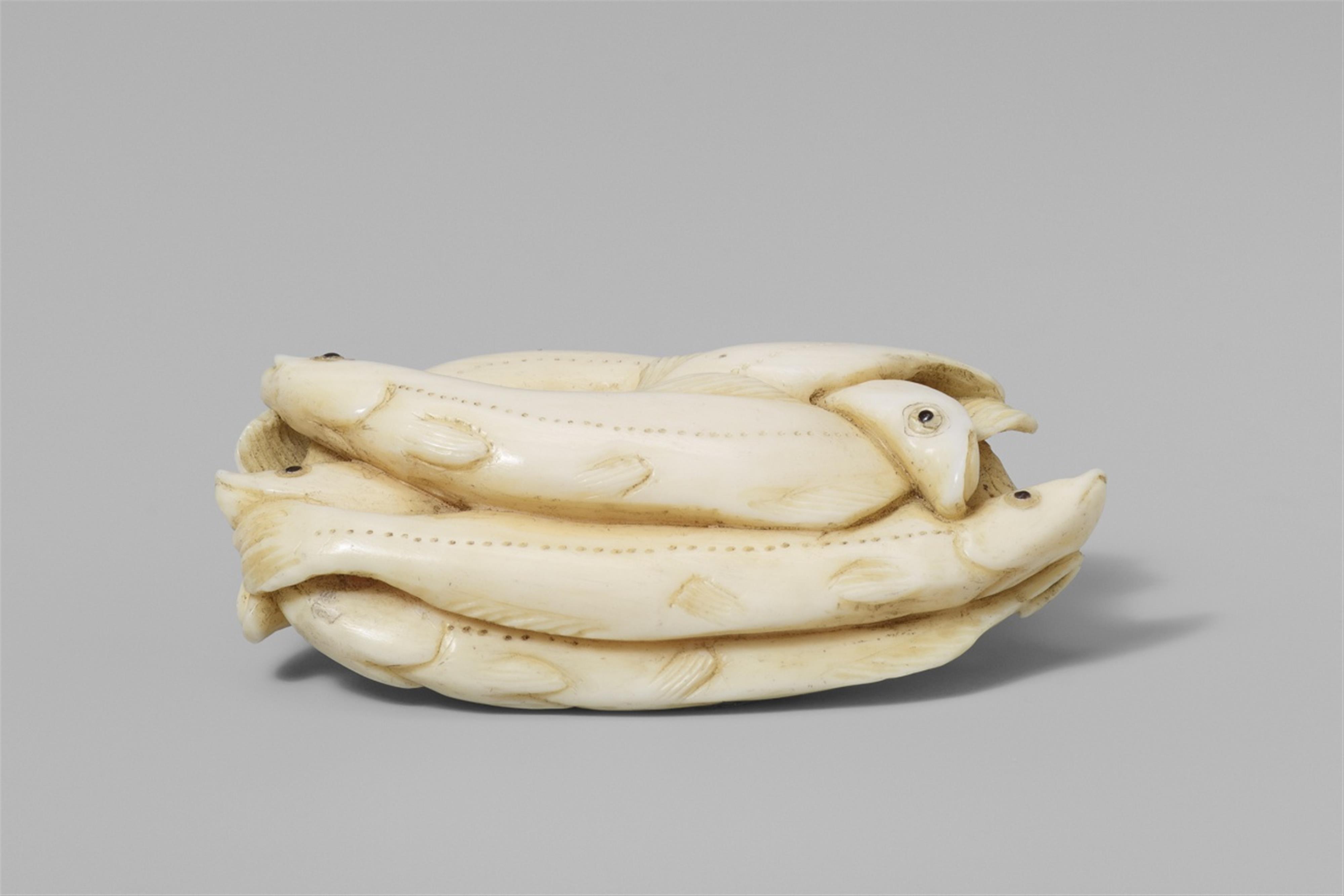 An ivory netsuke of a group of whitebait. Second half 19th century - image-1