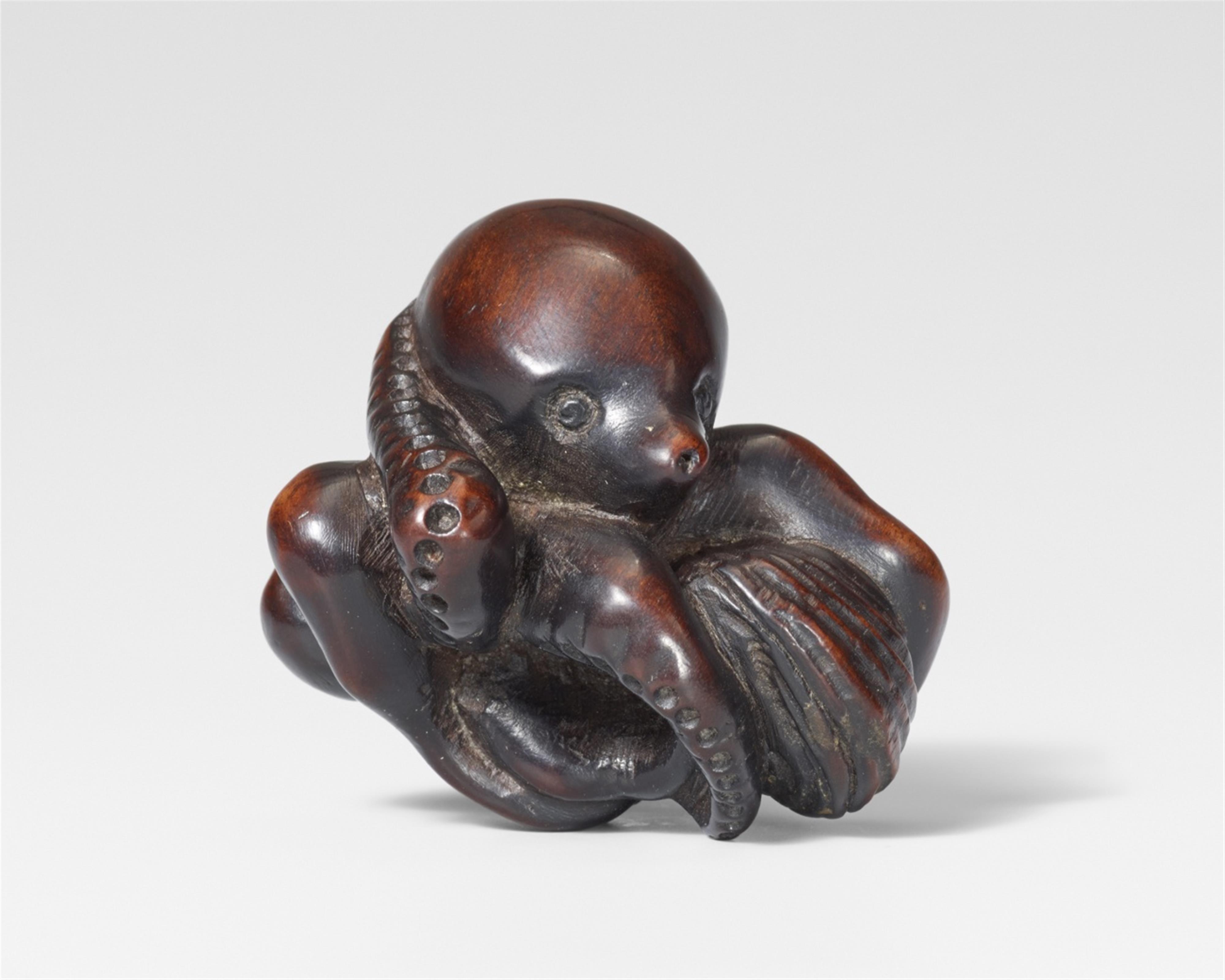 An interesting dark wood netsuke of an octopus with a clam. 19th century - image-1