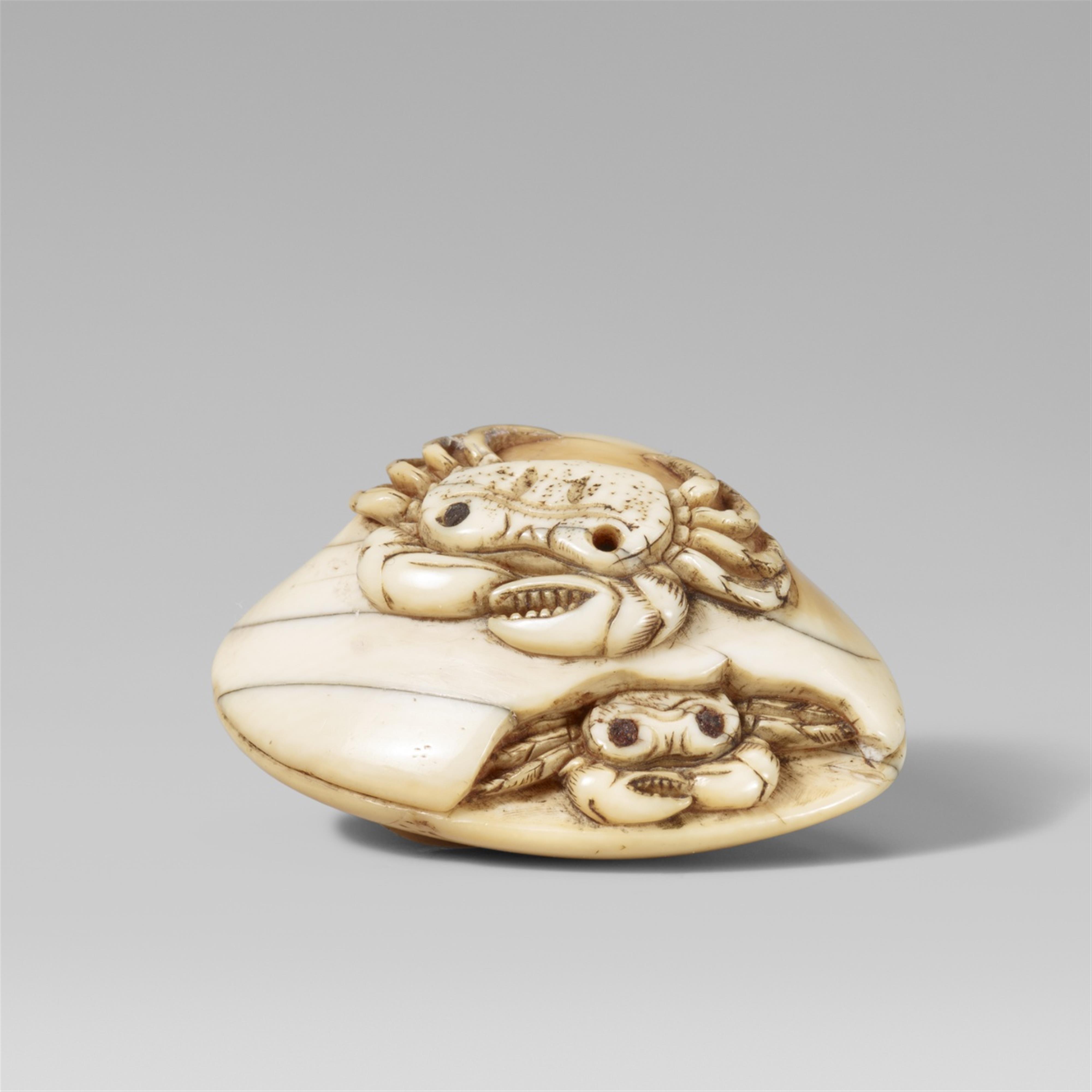 An ivory netsuke of two crabs and a clam. Early 19th century - image-1