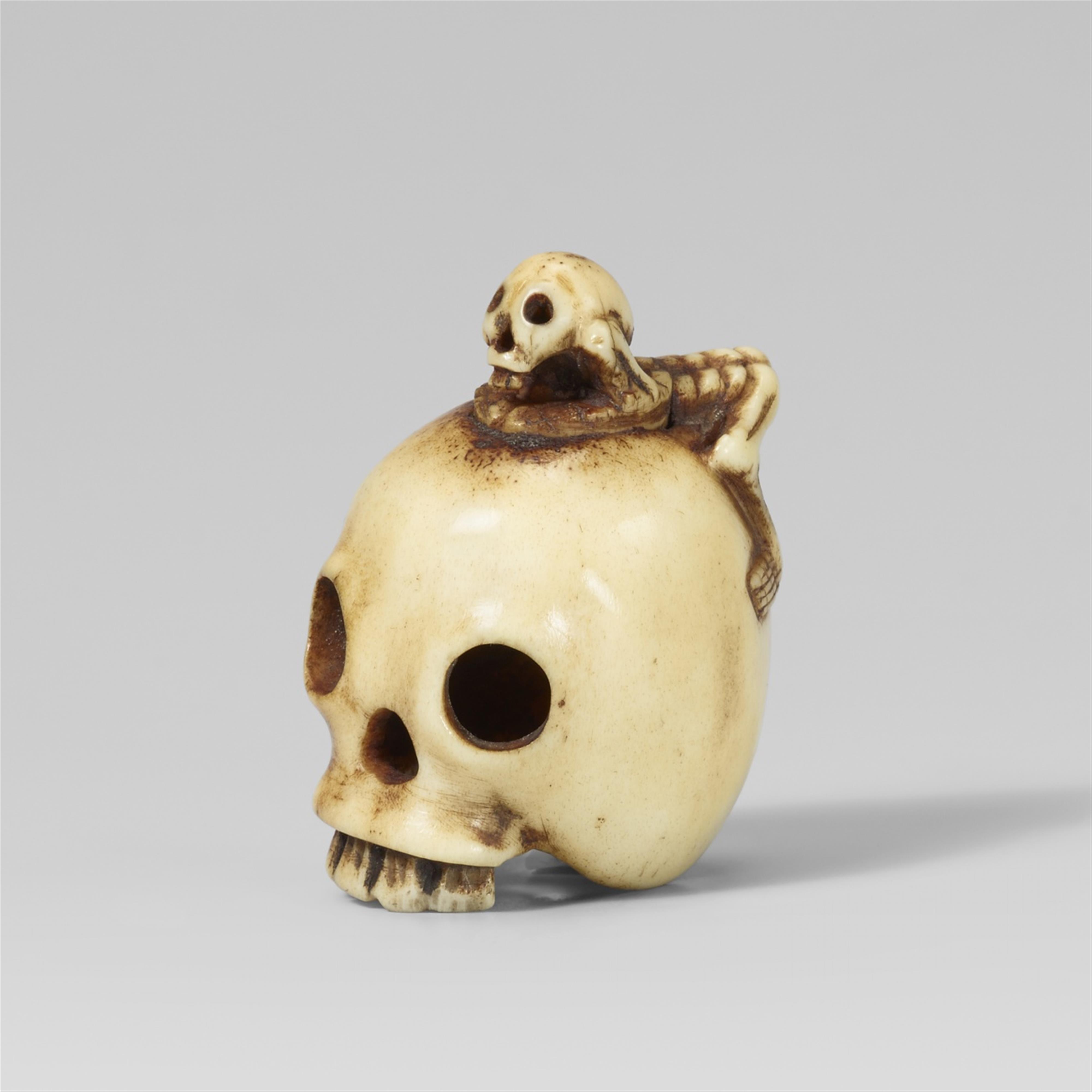 A stag antler netsuke of a skull and a skeleton. Late 19th century - image-1