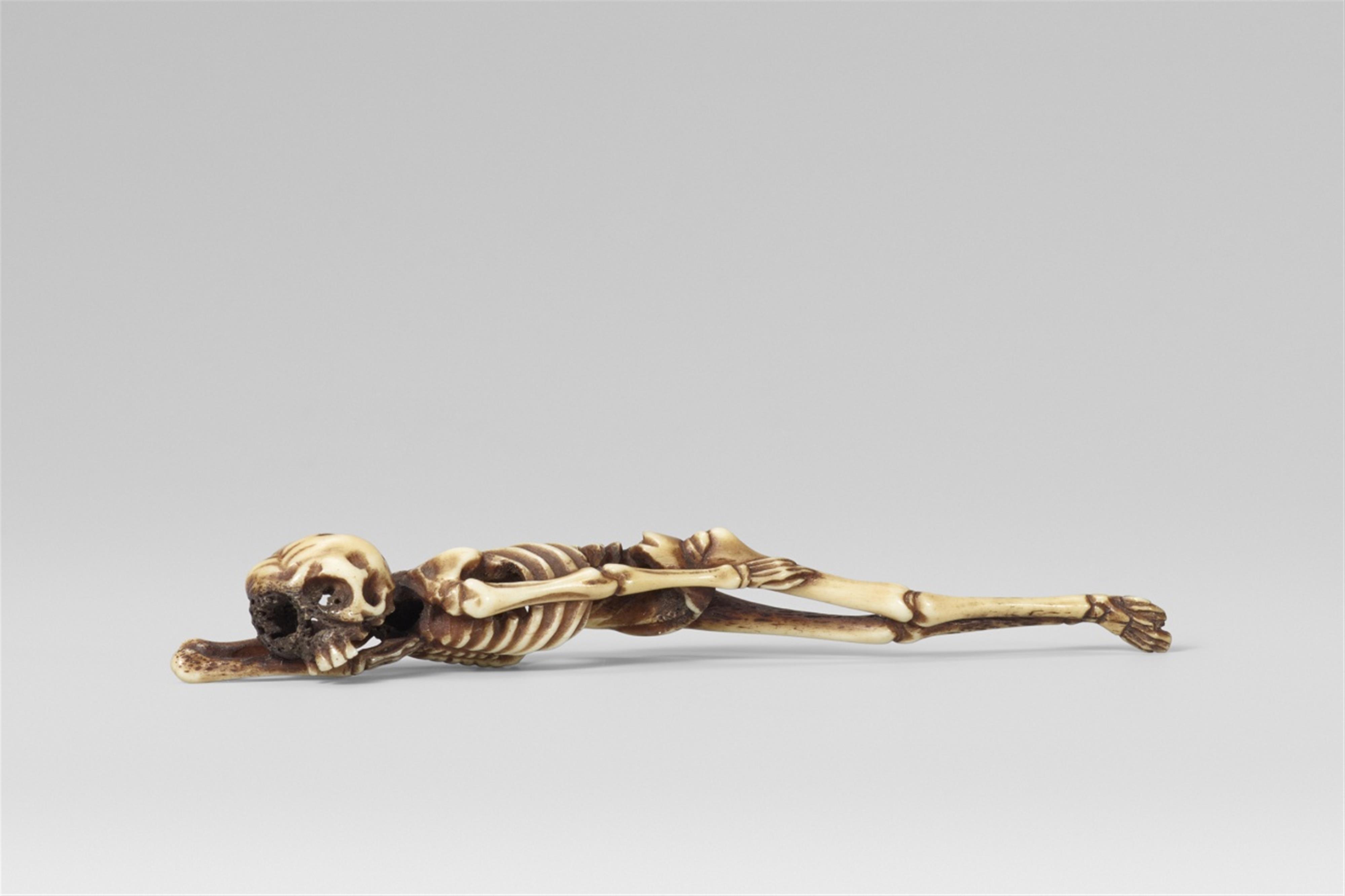 A highly unusual stag antler netsuke of a sleeping skeleton, by Sessai. Third quarter 19th century - image-1