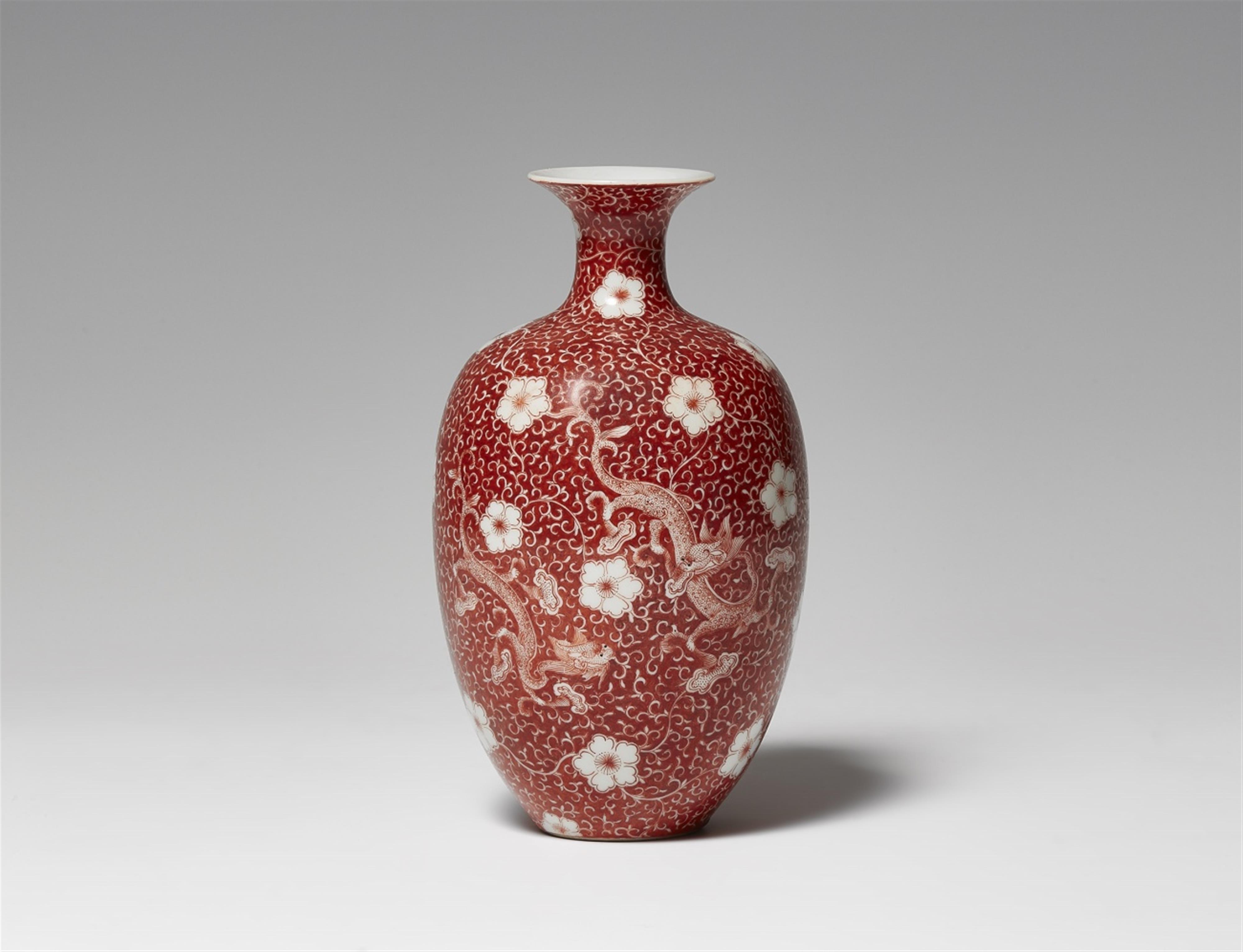 Vase mit Drachendekor auf korallrotem Grund. 19./20. Jh. - image-1